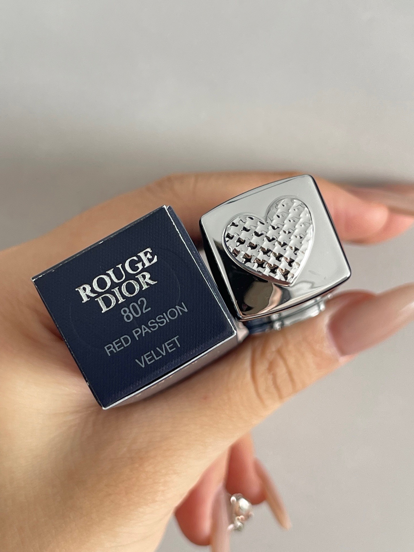 发225💰单支 （需配礼盒包装🎁➕10 ） 
⭕️ꫛꫀꪝ ❥&mdash;&mdash;❤上新➡️专柜品质【官方新品@邓为@代言&middot;Dior迪奥烈艳蓝金磁吸盖开运红限定正装口红唇膏#802/#808/#806】
🎁配专柜手提袋 🛍 
全新迪奥来袭💥美到心里去～
迪奥新年新出的开运红限定版，迪奥就是调色大师吧，简直就是把迪奥的幸运美学焊在唇膏上，谁涂谁是被幸运眷顾的时髦精～简直美到犯规~新年涂很对味！
膏体雕花灵感来自幸运星，寓意美好，磁吸外壳开合顺手，细节满分！非常吸睛！送闺蜜👭女友💞老婆😘妈妈👩 绝对会爱不释手👄

现货颜色：#802/#808/#806 色号下单备注

🌟迪奥烈艳蓝金开运限定口红💄#802桃花红
谁能拒绝这支带着满满爱意的口红呢？丝绒质地的暖调红，暖调红粉调也太甜了吧！上嘴是那种嫩嫩的蜜桃红茶感，丝绒妆效却润嘟嘟的，完全不会卡纹显唇纹。像把恋爱的甜都融在唇间~ 灵感源自迪奥先生的爱心护身符，涂上它，仿佛连空气都变得浪漫起来，约会时涂这支，桃花运不得蹭蹭涨？
日常涂这支超温柔，上班约会都合适，涂完感觉自己像自带柔光滤镜，男朋友都夸我气色好到发光！
	
🌟迪奥烈艳蓝金开运限定口红💄#806 招财红
带着复古感的番茄色，丝绒质地巨丝滑，上嘴轻轻一抹就显色，完全不用反复叠加。和秋冬的氛围感很搭，黄皮的好搭子。素颜薄涂秒提气色，厚涂配个大衣，气场直接拉满！而且它一点不拔干，含的护唇成分让嘴唇一整天都软软的，喝水也不容易沾杯，持久度绝了！

🌟迪奥烈艳蓝金开运限定口红💄#808锦鲤红
这个也是绝绝子！真的好爱～冷调红调里藏着星光细闪，是那种&ldquo;我要去追梦&rdquo;的底气色~ 灵感来自迪奥的幸运星传说，涂上它，感觉连追梦的路都被幸运铺满，丝绒质地超显色，薄涂提气色，厚涂气场全开✨ 很有活力的颜色，能涂出温柔灵动感，很显气色，而且黄皮也能驾驭哦，橄榄皮的姐妹涂着会更加显白！不拔干，持久度优秀，新年聚会必备，开年好运感拉满🎉。日常涂也很绝！新年涂这个真的会幸运一整年吧！！


