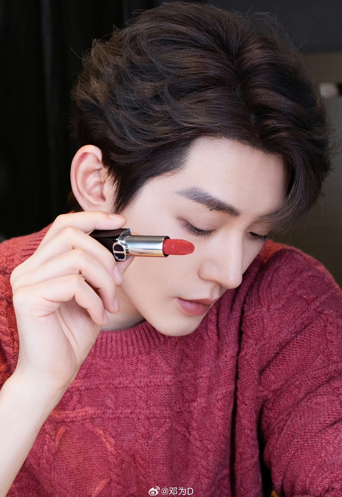 发225💰单支 （需配礼盒包装🎁➕10 ） 
⭕️ꫛꫀꪝ ❥&mdash;&mdash;❤上新➡️专柜品质【官方新品@邓为@代言&middot;Dior迪奥烈艳蓝金磁吸盖开运红限定正装口红唇膏#802/#808/#806】
🎁配专柜手提袋 🛍 
全新迪奥来袭💥美到心里去～
迪奥新年新出的开运红限定版，迪奥就是调色大师吧，简直就是把迪奥的幸运美学焊在唇膏上，谁涂谁是被幸运眷顾的时髦精～简直美到犯规~新年涂很对味！
膏体雕花灵感来自幸运星，寓意美好，磁吸外壳开合顺手，细节满分！非常吸睛！送闺蜜👭女友💞老婆😘妈妈👩 绝对会爱不释手👄

现货颜色：#802/#808/#806 色号下单备注

🌟迪奥烈艳蓝金开运限定口红💄#802桃花红
谁能拒绝这支带着满满爱意的口红呢？丝绒质地的暖调红，暖调红粉调也太甜了吧！上嘴是那种嫩嫩的蜜桃红茶感，丝绒妆效却润嘟嘟的，完全不会卡纹显唇纹。像把恋爱的甜都融在唇间~ 灵感源自迪奥先生的爱心护身符，涂上它，仿佛连空气都变得浪漫起来，约会时涂这支，桃花运不得蹭蹭涨？
日常涂这支超温柔，上班约会都合适，涂完感觉自己像自带柔光滤镜，男朋友都夸我气色好到发光！
	
🌟迪奥烈艳蓝金开运限定口红💄#806 招财红
带着复古感的番茄色，丝绒质地巨丝滑，上嘴轻轻一抹就显色，完全不用反复叠加。和秋冬的氛围感很搭，黄皮的好搭子。素颜薄涂秒提气色，厚涂配个大衣，气场直接拉满！而且它一点不拔干，含的护唇成分让嘴唇一整天都软软的，喝水也不容易沾杯，持久度绝了！

🌟迪奥烈艳蓝金开运限定口红💄#808锦鲤红
这个也是绝绝子！真的好爱～冷调红调里藏着星光细闪，是那种&ldquo;我要去追梦&rdquo;的底气色~ 灵感来自迪奥的幸运星传说，涂上它，感觉连追梦的路都被幸运铺满，丝绒质地超显色，薄涂提气色，厚涂气场全开✨ 很有活力的颜色，能涂出温柔灵动感，很显气色，而且黄皮也能驾驭哦，橄榄皮的姐妹涂着会更加显白！不拔干，持久度优秀，新年聚会必备，开年好运感拉满🎉。日常涂也很绝！新年涂这个真的会幸运一整年吧！！

