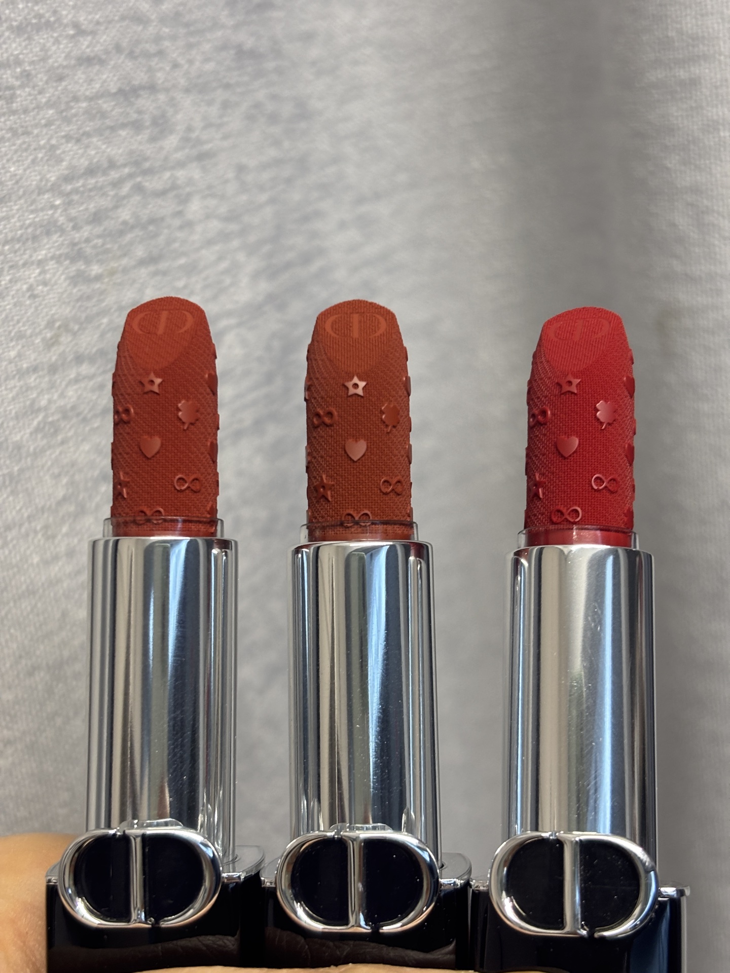 发225💰单支 （需配礼盒包装🎁➕10 ） 
⭕️ꫛꫀꪝ ❥&mdash;&mdash;❤上新➡️专柜品质【官方新品@邓为@代言&middot;Dior迪奥烈艳蓝金磁吸盖开运红限定正装口红唇膏#802/#808/#806】
🎁配专柜手提袋 🛍 
全新迪奥来袭💥美到心里去～
迪奥新年新出的开运红限定版，迪奥就是调色大师吧，简直就是把迪奥的幸运美学焊在唇膏上，谁涂谁是被幸运眷顾的时髦精～简直美到犯规~新年涂很对味！
膏体雕花灵感来自幸运星，寓意美好，磁吸外壳开合顺手，细节满分！非常吸睛！送闺蜜👭女友💞老婆😘妈妈👩 绝对会爱不释手👄

现货颜色：#802/#808/#806 色号下单备注

🌟迪奥烈艳蓝金开运限定口红💄#802桃花红
谁能拒绝这支带着满满爱意的口红呢？丝绒质地的暖调红，暖调红粉调也太甜了吧！上嘴是那种嫩嫩的蜜桃红茶感，丝绒妆效却润嘟嘟的，完全不会卡纹显唇纹。像把恋爱的甜都融在唇间~ 灵感源自迪奥先生的爱心护身符，涂上它，仿佛连空气都变得浪漫起来，约会时涂这支，桃花运不得蹭蹭涨？
日常涂这支超温柔，上班约会都合适，涂完感觉自己像自带柔光滤镜，男朋友都夸我气色好到发光！
	
🌟迪奥烈艳蓝金开运限定口红💄#806 招财红
带着复古感的番茄色，丝绒质地巨丝滑，上嘴轻轻一抹就显色，完全不用反复叠加。和秋冬的氛围感很搭，黄皮的好搭子。素颜薄涂秒提气色，厚涂配个大衣，气场直接拉满！而且它一点不拔干，含的护唇成分让嘴唇一整天都软软的，喝水也不容易沾杯，持久度绝了！

🌟迪奥烈艳蓝金开运限定口红💄#808锦鲤红
这个也是绝绝子！真的好爱～冷调红调里藏着星光细闪，是那种&ldquo;我要去追梦&rdquo;的底气色~ 灵感来自迪奥的幸运星传说，涂上它，感觉连追梦的路都被幸运铺满，丝绒质地超显色，薄涂提气色，厚涂气场全开✨ 很有活力的颜色，能涂出温柔灵动感，很显气色，而且黄皮也能驾驭哦，橄榄皮的姐妹涂着会更加显白！不拔干，持久度优秀，新年聚会必备，开年好运感拉满🎉。日常涂也很绝！新年涂这个真的会幸运一整年吧！！

