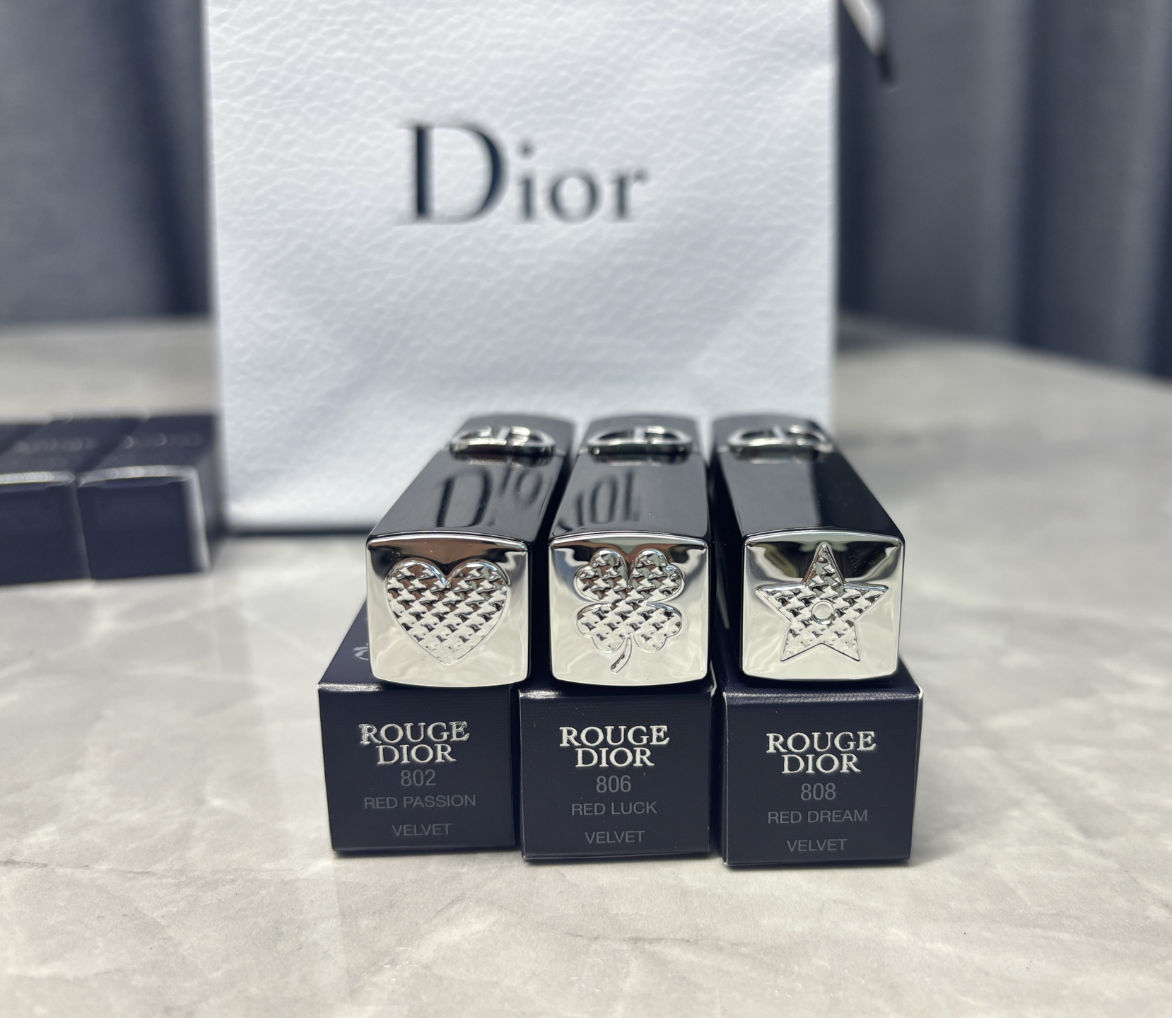 发225💰单支 （需配礼盒包装🎁➕10 ） 
⭕️ꫛꫀꪝ ❥&mdash;&mdash;❤上新➡️专柜品质【官方新品@邓为@代言&middot;Dior迪奥烈艳蓝金磁吸盖开运红限定正装口红唇膏#802/#808/#806】
🎁配专柜手提袋 🛍 
全新迪奥来袭💥美到心里去～
迪奥新年新出的开运红限定版，迪奥就是调色大师吧，简直就是把迪奥的幸运美学焊在唇膏上，谁涂谁是被幸运眷顾的时髦精～简直美到犯规~新年涂很对味！
膏体雕花灵感来自幸运星，寓意美好，磁吸外壳开合顺手，细节满分！非常吸睛！送闺蜜👭女友💞老婆😘妈妈👩 绝对会爱不释手👄

现货颜色：#802/#808/#806 色号下单备注

🌟迪奥烈艳蓝金开运限定口红💄#802桃花红
谁能拒绝这支带着满满爱意的口红呢？丝绒质地的暖调红，暖调红粉调也太甜了吧！上嘴是那种嫩嫩的蜜桃红茶感，丝绒妆效却润嘟嘟的，完全不会卡纹显唇纹。像把恋爱的甜都融在唇间~ 灵感源自迪奥先生的爱心护身符，涂上它，仿佛连空气都变得浪漫起来，约会时涂这支，桃花运不得蹭蹭涨？
日常涂这支超温柔，上班约会都合适，涂完感觉自己像自带柔光滤镜，男朋友都夸我气色好到发光！
	
🌟迪奥烈艳蓝金开运限定口红💄#806 招财红
带着复古感的番茄色，丝绒质地巨丝滑，上嘴轻轻一抹就显色，完全不用反复叠加。和秋冬的氛围感很搭，黄皮的好搭子。素颜薄涂秒提气色，厚涂配个大衣，气场直接拉满！而且它一点不拔干，含的护唇成分让嘴唇一整天都软软的，喝水也不容易沾杯，持久度绝了！

🌟迪奥烈艳蓝金开运限定口红💄#808锦鲤红
这个也是绝绝子！真的好爱～冷调红调里藏着星光细闪，是那种&ldquo;我要去追梦&rdquo;的底气色~ 灵感来自迪奥的幸运星传说，涂上它，感觉连追梦的路都被幸运铺满，丝绒质地超显色，薄涂提气色，厚涂气场全开✨ 很有活力的颜色，能涂出温柔灵动感，很显气色，而且黄皮也能驾驭哦，橄榄皮的姐妹涂着会更加显白！不拔干，持久度优秀，新年聚会必备，开年好运感拉满🎉。日常涂也很绝！新年涂这个真的会幸运一整年吧！！

