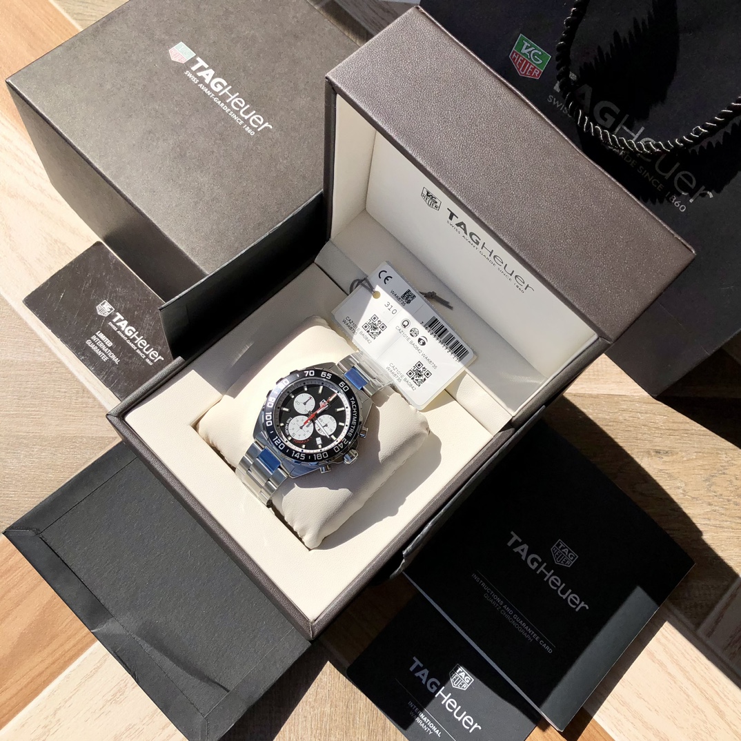 Tagheuer 泰格豪雅F系列，石英男士腕表 原单货！超高工艺，六针计时带日历！瑞士原装机芯！精钢表壳，蓝宝石玻璃！专柜售价一万多！～mm表径！配专柜全套包装！