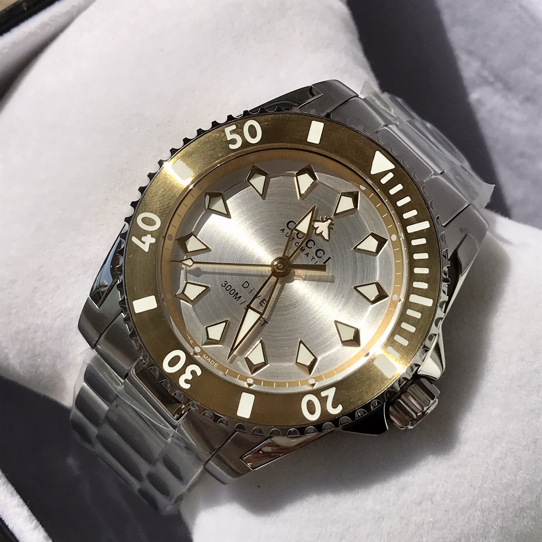 NO:822590,Batch: Gucci Dive series of watches are newly unveiled, men's mechanical watch, anti-glare sapphire glass, super luminous, 200m waterproof, 316 stainless steel case and strap, watch diameter ~40mm, unisex style. Swiss imported mechanical movement (original sw 200) fidelity, complete with original packaging!  The best choice for keeping or giving as gifts!  Comes with a full set of green packaging.,,gucci,gucci,stuart weitzman19860909批: 古驰 Gucci Dive 系列腕表全新亮相,男士机械表,防眩目蓝宝石玻璃,超强夜光,200m防水,316精钢表壳表带,表径~40mm,中性款式.瑞士进口机械机芯（原装sw 200）保真,配全套原包装！自留、送礼最佳首选！配全套绿色包装出.,,gucci,gucci,stuart weitzman,Watch