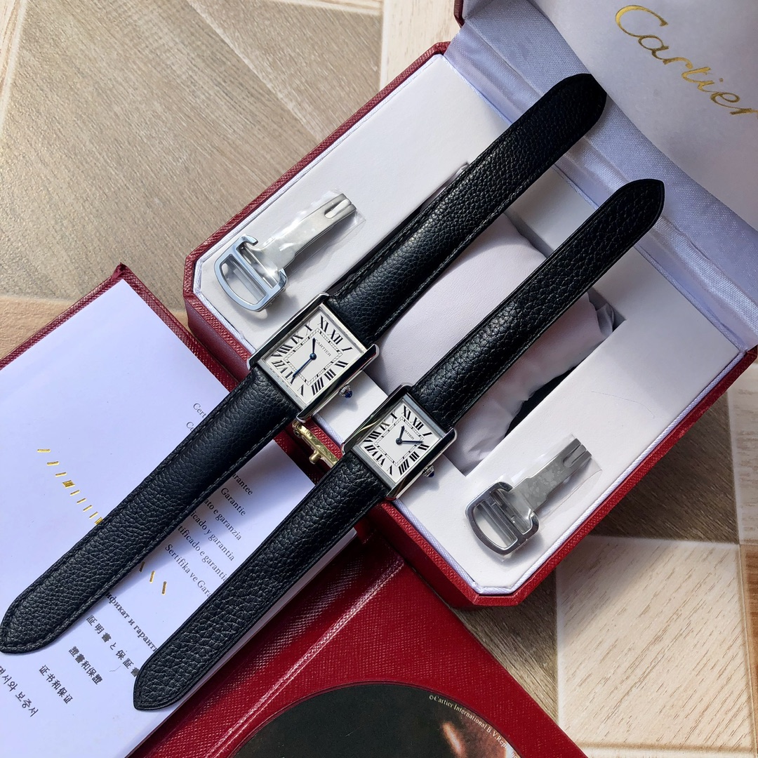批💰500配盒
大装33*27mm表径,小装31*24m。卡地亚是代购圈里有名的抢手货,尤其是卡地亚蓝气球,作为表圈里最火的表款之一,一直保持着屹立不倒的姿态。与爆款相比,卡地亚坦克显然就低调的多,无论是价格上还是款式上,都很难与蓝气球争锋。但它悠久的历史依然掩盖不住它的锋芒,卡地亚坦克腕表诞生于1917年,今年恰好是它问世的一百周年纪念,称得上是历经百年的一款腕表了。它的设计灵感来自坦克刚劲有力的线条,那时正值第一次世界大战,融入这样的元素是非常有历史意义的,也是身处和平年代的我们永远无法理解的。但这并不影响它成为传世经典之作,它用凌厉的线条和腕表的美学打造了一款极致优雅的腕表。独家货源