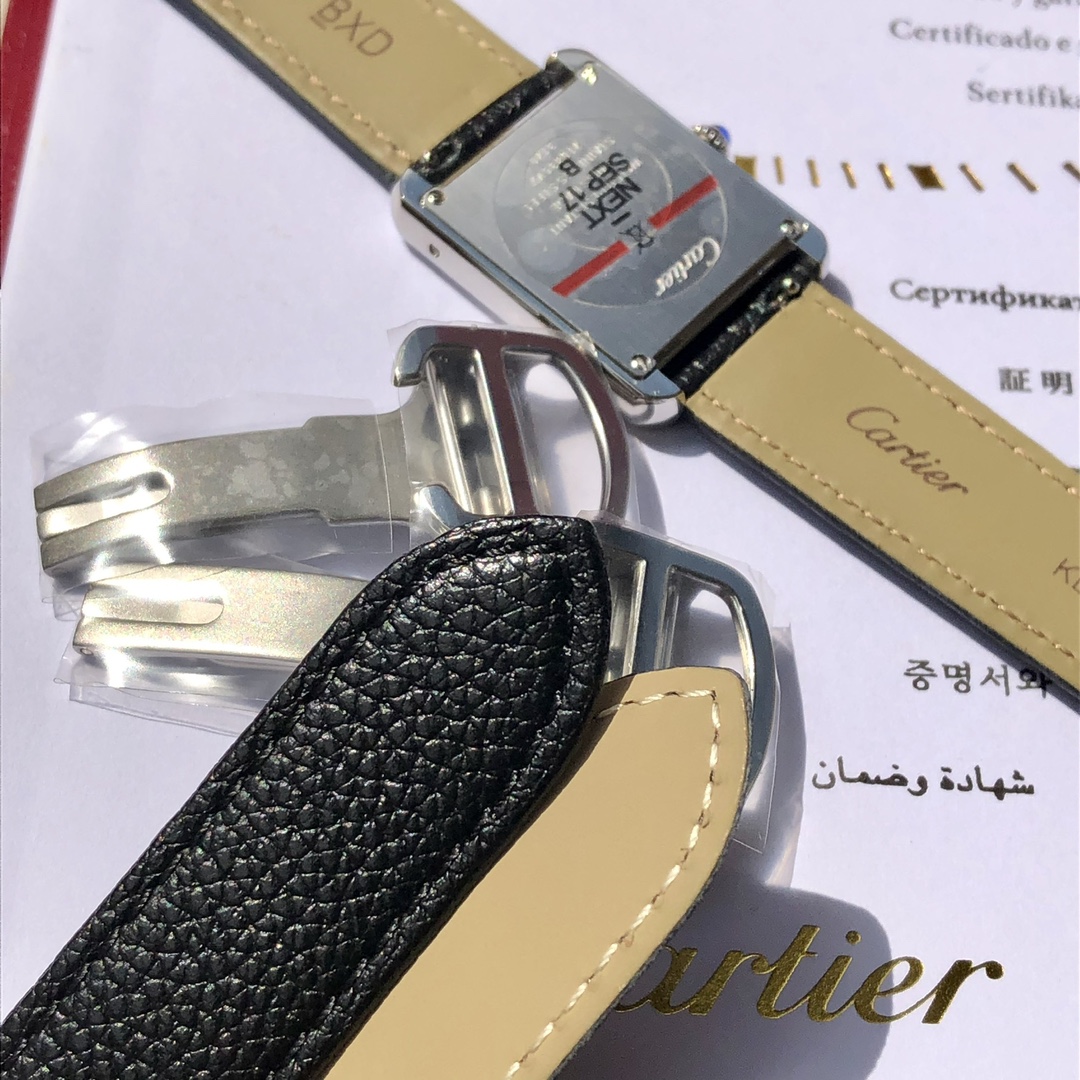 批💰500配盒
大装33*27mm表径,小装31*24m。卡地亚是代购圈里有名的抢手货,尤其是卡地亚蓝气球,作为表圈里最火的表款之一,一直保持着屹立不倒的姿态。与爆款相比,卡地亚坦克显然就低调的多,无论是价格上还是款式上,都很难与蓝气球争锋。但它悠久的历史依然掩盖不住它的锋芒,卡地亚坦克腕表诞生于1917年,今年恰好是它问世的一百周年纪念,称得上是历经百年的一款腕表了。它的设计灵感来自坦克刚劲有力的线条,那时正值第一次世界大战,融入这样的元素是非常有历史意义的,也是身处和平年代的我们永远无法理解的。但这并不影响它成为传世经典之作,它用凌厉的线条和腕表的美学打造了一款极致优雅的腕表。独家货源