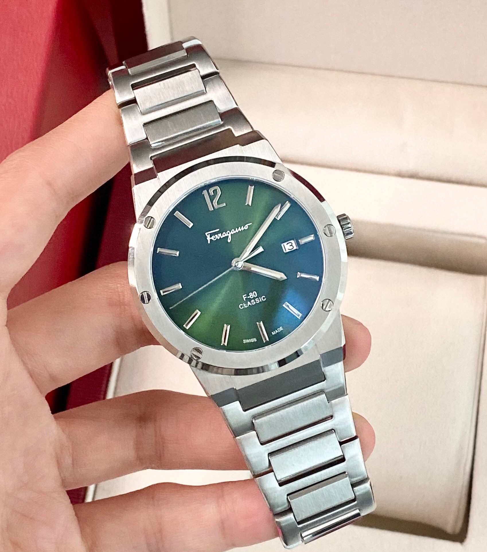 钢带绿面。菲拉格慕F80 石英男表，瑞士机芯，表径41mm，防炫目蓝宝石镜面（反光见蓝色），316L不锈钢拉丝表壳,表带  防水50m，代购一万左右。


