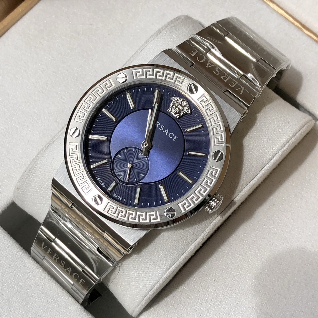 NO:158028,Pick: Men's style!  Original Versace VERSACE New VEVI series of the year, quartz men's two-pin and a half-design, CD-patterned dial releases modern charm, 12 o'clock position is decorated with a classic Medusa avatar, full of modernity, the thin and round shell forms a sharp contrast with the rectangular cut lugs, the screw elements on the bezel are arranged in parallel with the Greek back patterns, the strap is decorated with VERSACE English logo, collides with trendy art, showing the eye-catching style, (please distinguish between low-quality products in the market, with granular etching, polishing and other details everywhere, and are not the same original movement as the counter) ~ Men's 41mm watch diameter, with a full set of packaging!  , versace, versace19860909批: 男款！origianl 范思哲VERSACE 年度新款VEVI系列,石英男表两针半设计,CD纹表盘释放现代魅力,12点位置饰有经典美杜莎头像,充满摩登现代感,薄而圆的外壳与矩形切割的表耳形成鲜明的对比,表圈上的螺丝元素与希腊回纹齐替排列,表带上饰有VERSACE英文logo,碰撞新潮艺术,展现瞩目风采,（请区别市场low货,带粒蚀字、打磨等细节处处偷工减料,且非专柜同款原装机芯）~男款41mm表径,带全套包装出！,,versace,versace,Watch