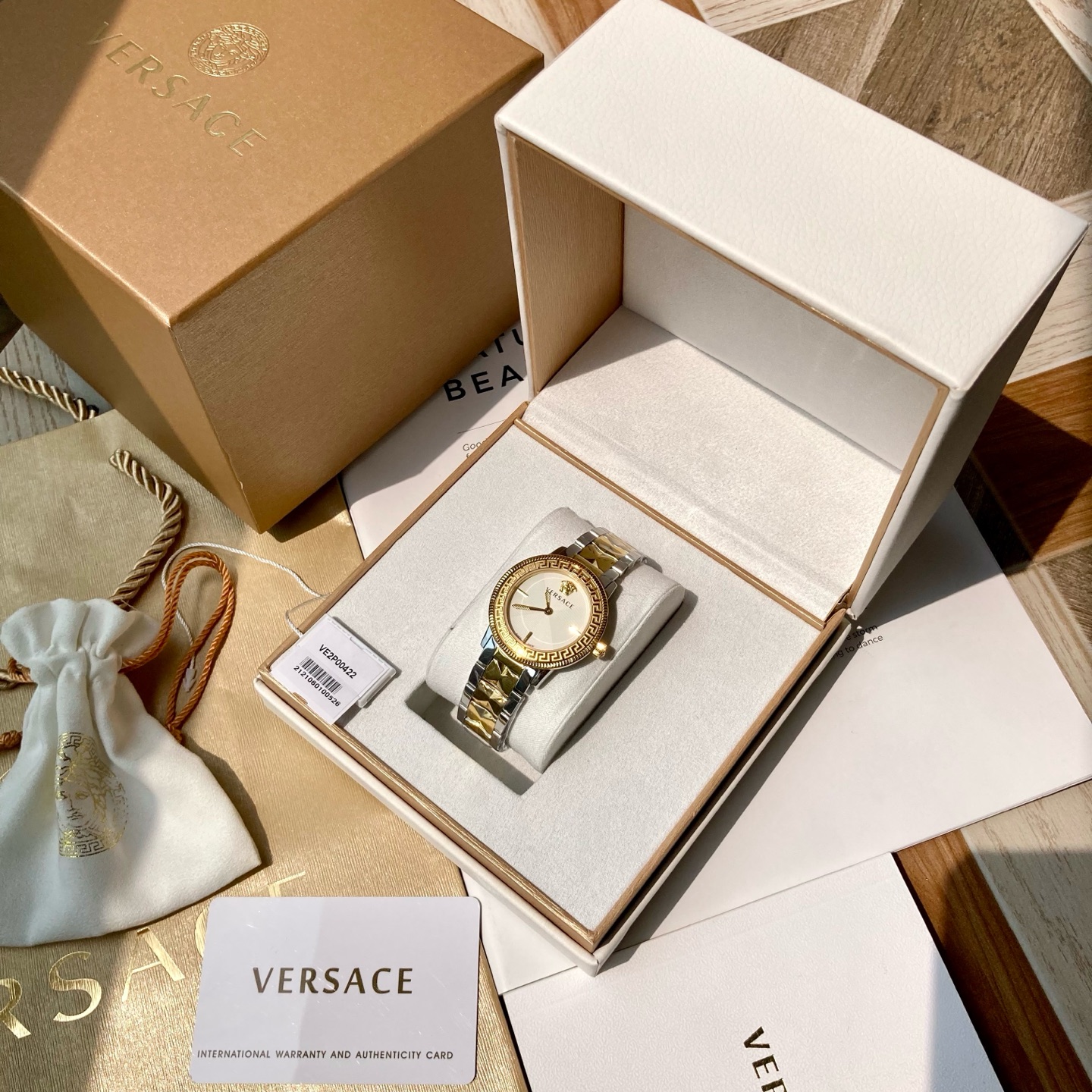 批💰350配盒
original VERSACE范思哲石英女表，V-TRIBUTE系列，蓝宝石水晶玻璃，希腊回纹表圈，简约盘面搭配矩形时标经珐琅处理的希腊回纹，为个性张扬的外表增添了一些内敛气息，12时位Versace标识印记品牌时尚格调，浮雕美杜莎头像，一眼钟情勾起迷人视线，搭配方便穿脱的双按蝴蝶扣，瑞士原装进口石英机芯，表径～36mm，50米生活防水，配全套专柜包装！