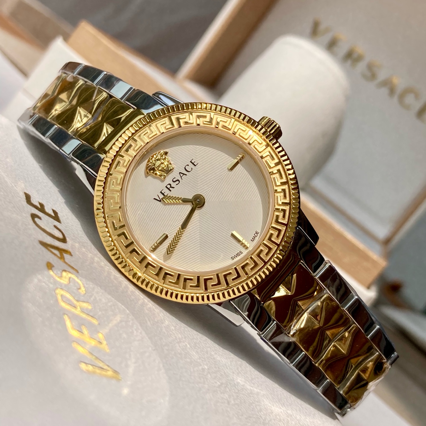 批💰350配盒
original VERSACE范思哲石英女表，V-TRIBUTE系列，蓝宝石水晶玻璃，希腊回纹表圈，简约盘面搭配矩形时标经珐琅处理的希腊回纹，为个性张扬的外表增添了一些内敛气息，12时位Versace标识印记品牌时尚格调，浮雕美杜莎头像，一眼钟情勾起迷人视线，搭配方便穿脱的双按蝴蝶扣，瑞士原装进口石英机芯，表径～36mm，50米生活防水，配全套专柜包装！