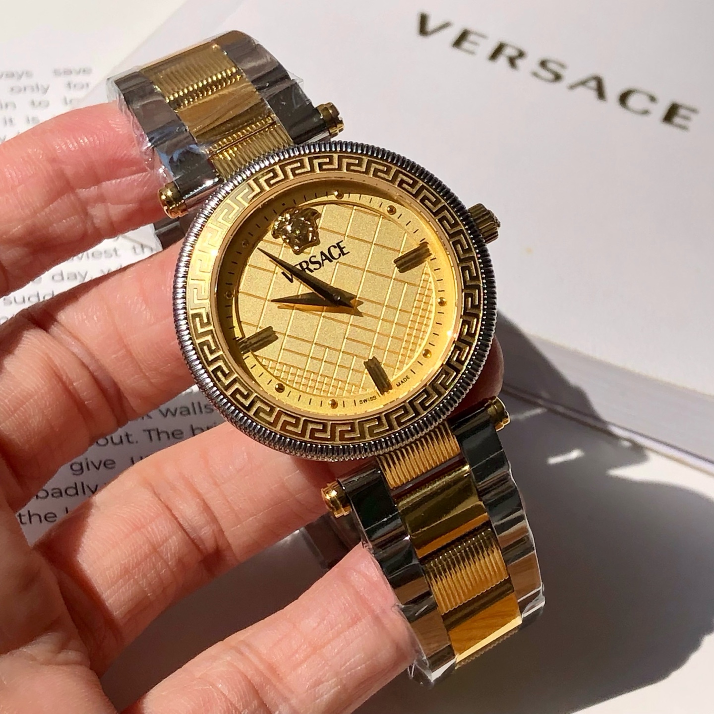 批💰350配盒
新款到！Original Versace范思哲 REVE 系列女式腕表，沿用了品牌经典图案，表盘上的麦特拉丝提花纹理，顶圈饰有对比鲜明的希腊回纹图案，腕间流露奢贵气质与魅力，瑞士🇨🇭原装进口机芯，精钢表带中间纹理设计，凸显更多时尚元素，表径～35mm， 50米生活防水，配全套包装！