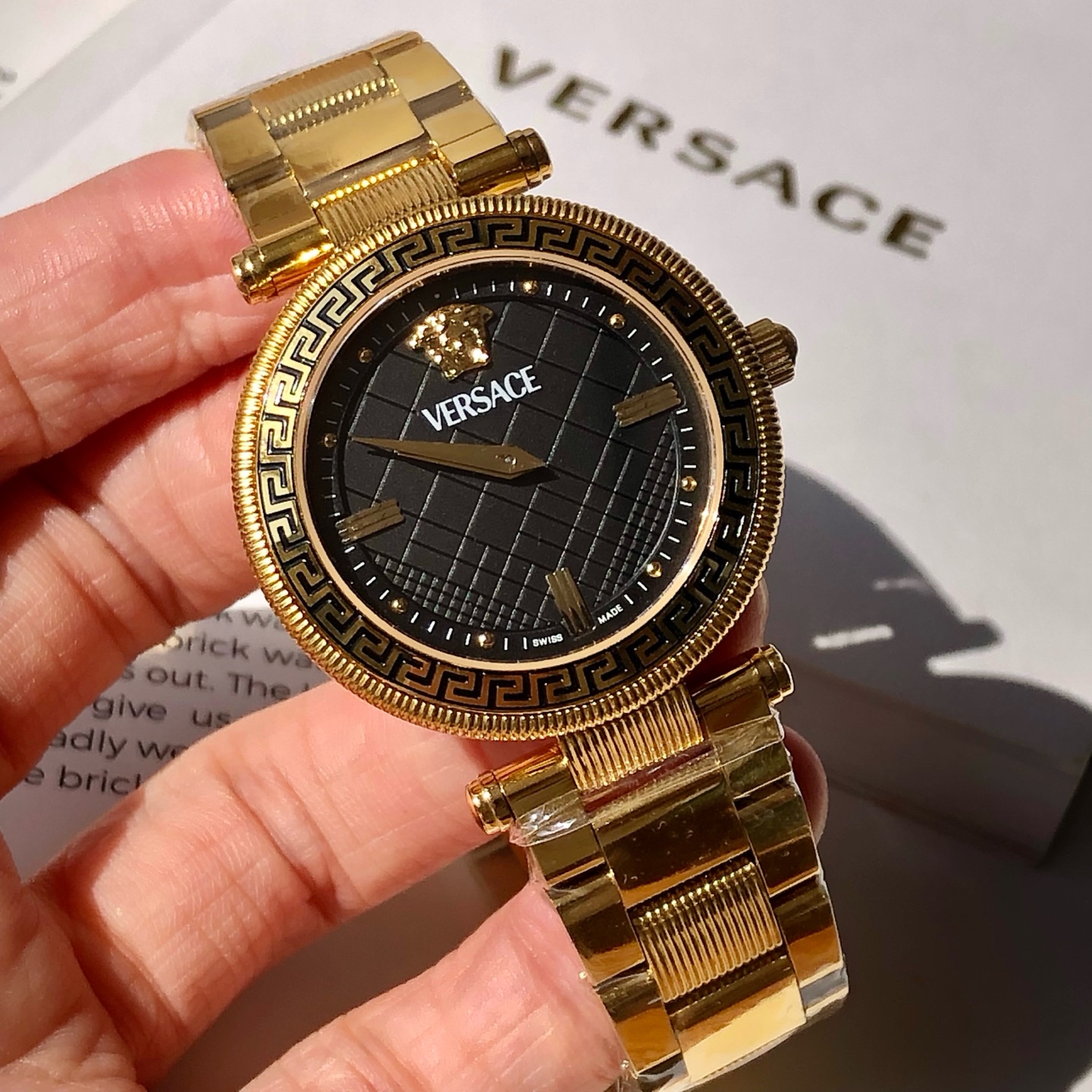 批💰350配盒
新款到！Original Versace范思哲 REVE 系列女式腕表，沿用了品牌经典图案，表盘上的麦特拉丝提花纹理，顶圈饰有对比鲜明的希腊回纹图案，腕间流露奢贵气质与魅力，瑞士🇨🇭原装进口机芯，精钢表带中间纹理设计，凸显更多时尚元素，表径～35mm， 50米生活防水，配全套包装！