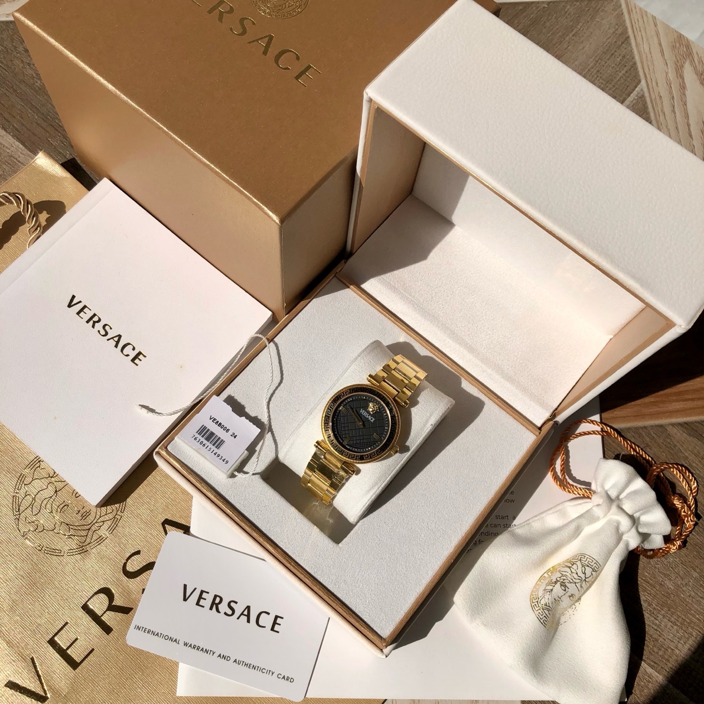 批💰350配盒
新款到！Original Versace范思哲 REVE 系列女式腕表，沿用了品牌经典图案，表盘上的麦特拉丝提花纹理，顶圈饰有对比鲜明的希腊回纹图案，腕间流露奢贵气质与魅力，瑞士🇨🇭原装进口机芯，精钢表带中间纹理设计，凸显更多时尚元素，表径～35mm， 50米生活防水，配全套包装！