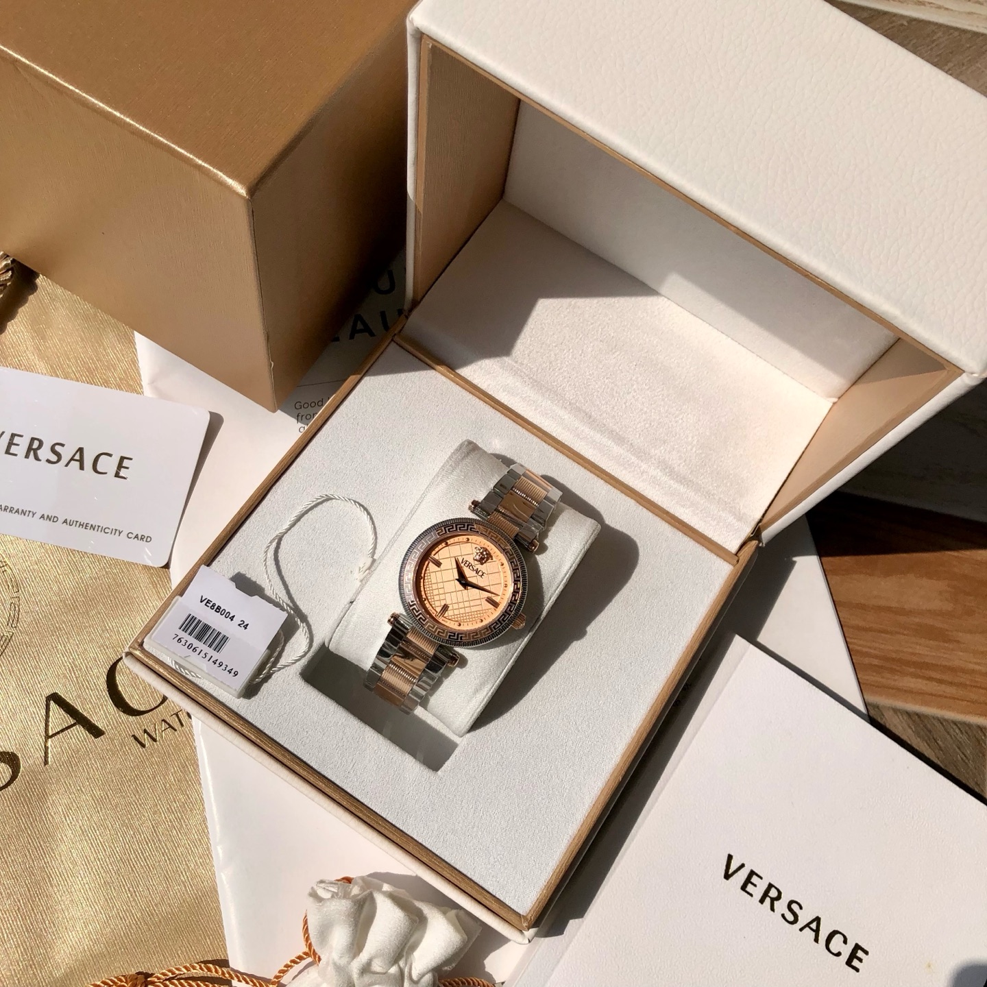 批💰350配盒
新款到！Original Versace范思哲 REVE 系列女式腕表，沿用了品牌经典图案，表盘上的麦特拉丝提花纹理，顶圈饰有对比鲜明的希腊回纹图案，腕间流露奢贵气质与魅力，瑞士🇨🇭原装进口机芯，精钢表带中间纹理设计，凸显更多时尚元素，表径～35mm， 50米生活防水，配全套包装！