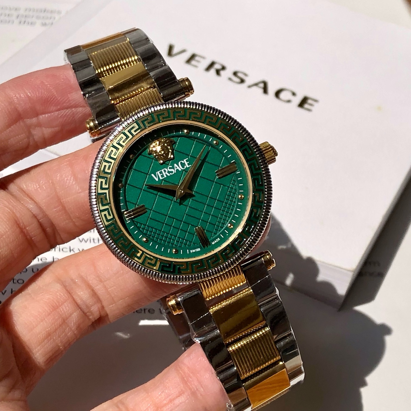 批💰350配盒
新款到！Original Versace范思哲 REVE 系列女式腕表，沿用了品牌经典图案，表盘上的麦特拉丝提花纹理，顶圈饰有对比鲜明的希腊回纹图案，腕间流露奢贵气质与魅力，瑞士🇨🇭原装进口机芯，精钢表带中间纹理设计，凸显更多时尚元素，表径～35mm， 50米生活防水，配全套包装！