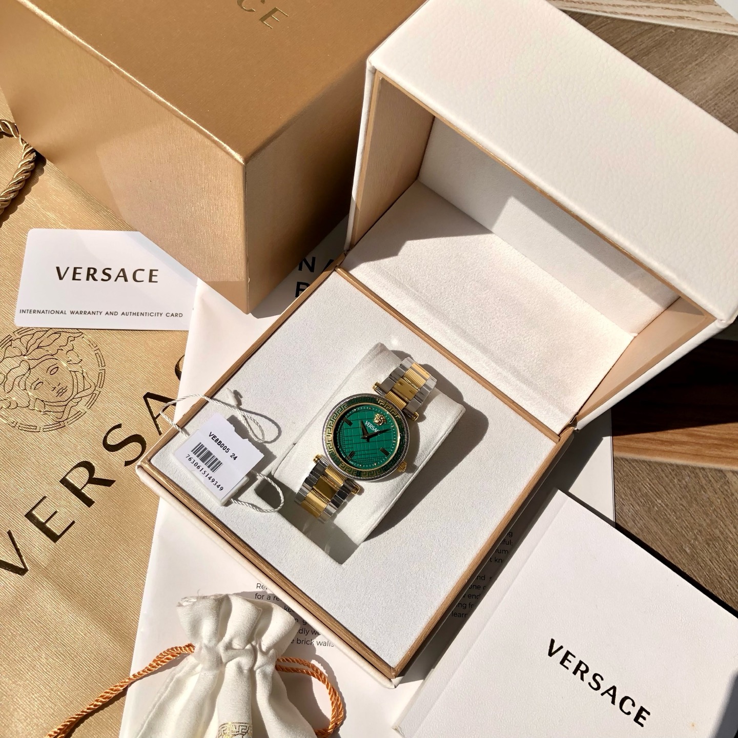 批💰350配盒
新款到！Original Versace范思哲 REVE 系列女式腕表，沿用了品牌经典图案，表盘上的麦特拉丝提花纹理，顶圈饰有对比鲜明的希腊回纹图案，腕间流露奢贵气质与魅力，瑞士🇨🇭原装进口机芯，精钢表带中间纹理设计，凸显更多时尚元素，表径～35mm， 50米生活防水，配全套包装！
