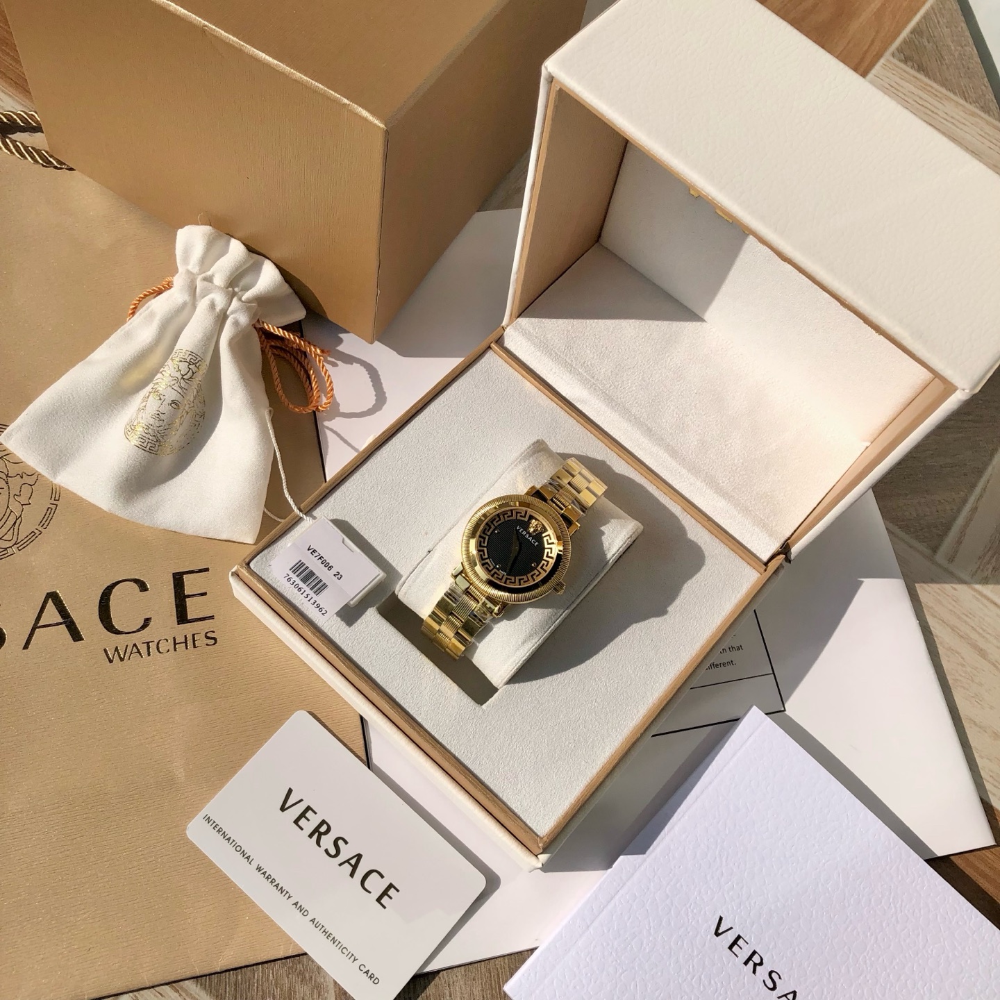 批💰350配盒
新款到！Original Versace范思哲 GRECA STYLE 系列女式腕表，沿用了品牌经典图案，表盘内希腊回纹搭配横条式条纹，交错的线条诠释大胆的设计美学，太妃指针崭露锋芒，华贵无需多言，瑞士🇨🇭原装进口机芯，精钢表带中间纹理设计，凸显更多时尚元素，表径～35mm， 50米生活防水，配全套包装！