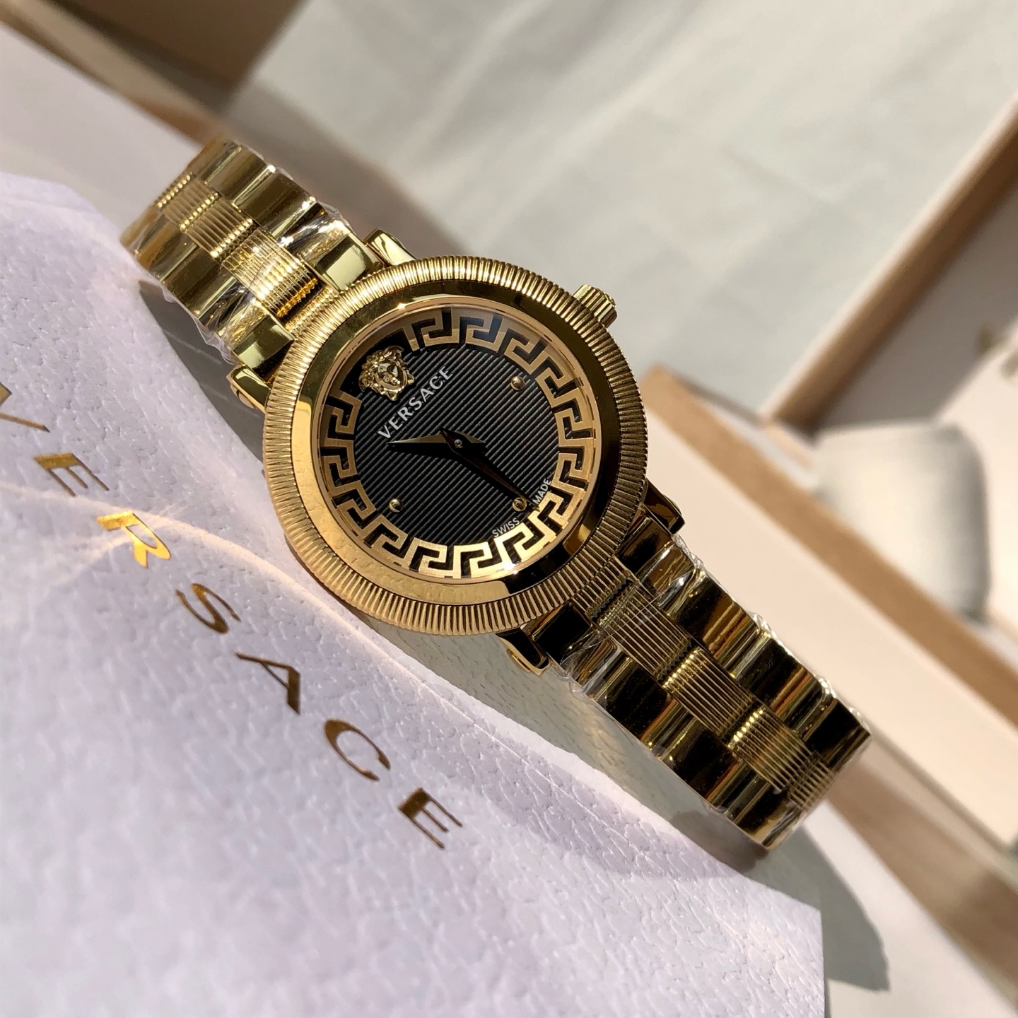 批💰350配盒
新款到！Original Versace范思哲 GRECA STYLE 系列女式腕表，沿用了品牌经典图案，表盘内希腊回纹搭配横条式条纹，交错的线条诠释大胆的设计美学，太妃指针崭露锋芒，华贵无需多言，瑞士🇨🇭原装进口机芯，精钢表带中间纹理设计，凸显更多时尚元素，表径～35mm， 50米生活防水，配全套包装！
