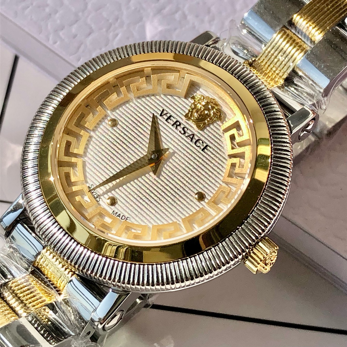 批💰350配盒
新款到！Original Versace范思哲 GRECA STYLE 系列女式腕表，沿用了品牌经典图案，表盘内希腊回纹搭配横条式条纹，交错的线条诠释大胆的设计美学，太妃指针崭露锋芒，华贵无需多言，瑞士🇨🇭原装进口机芯，精钢表带中间纹理设计，凸显更多时尚元素，表径～35mm， 50米生活防水，配全套包装！