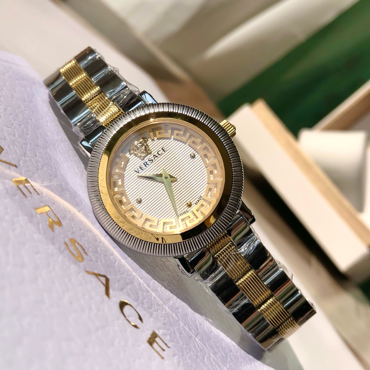 批💰350配盒
新款到！Original Versace范思哲 GRECA STYLE 系列女式腕表，沿用了品牌经典图案，表盘内希腊回纹搭配横条式条纹，交错的线条诠释大胆的设计美学，太妃指针崭露锋芒，华贵无需多言，瑞士🇨🇭原装进口机芯，精钢表带中间纹理设计，凸显更多时尚元素，表径～35mm， 50米生活防水，配全套包装！
