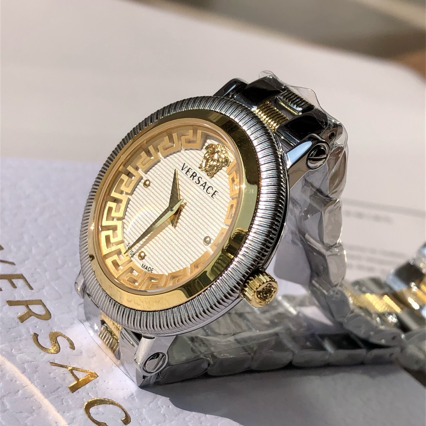 批💰350配盒
新款到！Original Versace范思哲 GRECA STYLE 系列女式腕表，沿用了品牌经典图案，表盘内希腊回纹搭配横条式条纹，交错的线条诠释大胆的设计美学，太妃指针崭露锋芒，华贵无需多言，瑞士🇨🇭原装进口机芯，精钢表带中间纹理设计，凸显更多时尚元素，表径～35mm， 50米生活防水，配全套包装！