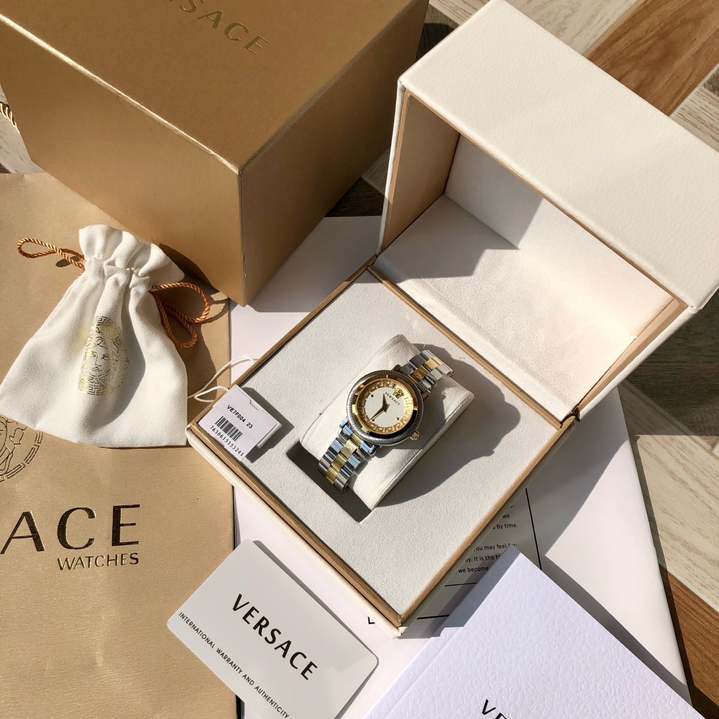 批💰350配盒
新款到！Original Versace范思哲 GRECA STYLE 系列女式腕表，沿用了品牌经典图案，表盘内希腊回纹搭配横条式条纹，交错的线条诠释大胆的设计美学，太妃指针崭露锋芒，华贵无需多言，瑞士🇨🇭原装进口机芯，精钢表带中间纹理设计，凸显更多时尚元素，表径～35mm， 50米生活防水，配全套包装！