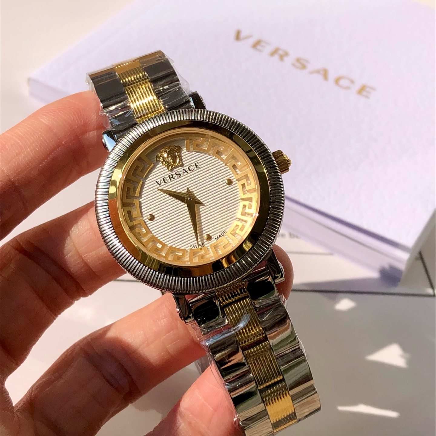 批💰350配盒
新款到！Original Versace范思哲 GRECA STYLE 系列女式腕表，沿用了品牌经典图案，表盘内希腊回纹搭配横条式条纹，交错的线条诠释大胆的设计美学，太妃指针崭露锋芒，华贵无需多言，瑞士🇨🇭原装进口机芯，精钢表带中间纹理设计，凸显更多时尚元素，表径～35mm， 50米生活防水，配全套包装！