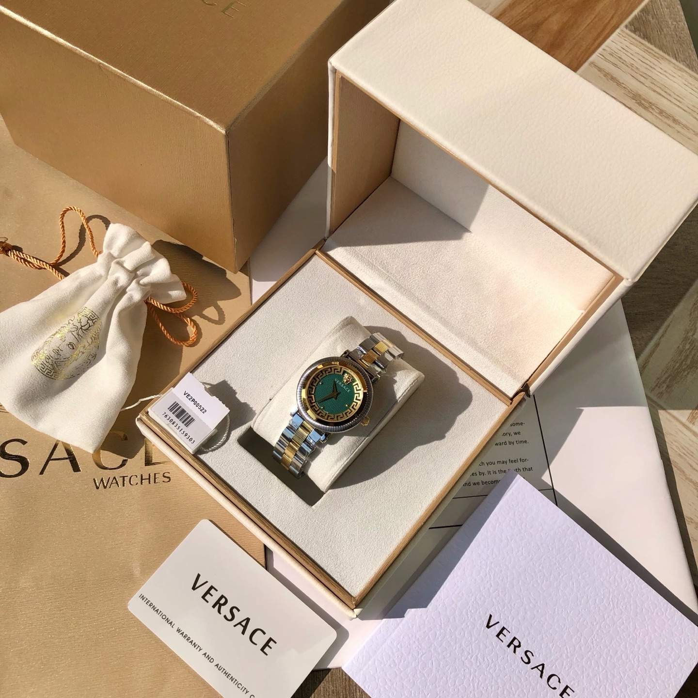 批💰350配盒
新款到！Original Versace范思哲 GRECA STYLE 系列女式腕表，沿用了品牌经典图案，表盘内希腊回纹搭配横条式条纹，交错的线条诠释大胆的设计美学，太妃指针崭露锋芒，华贵无需多言，瑞士🇨🇭原装进口机芯，精钢表带中间纹理设计，凸显更多时尚元素，表径～35mm， 50米生活防水，配全套包装！