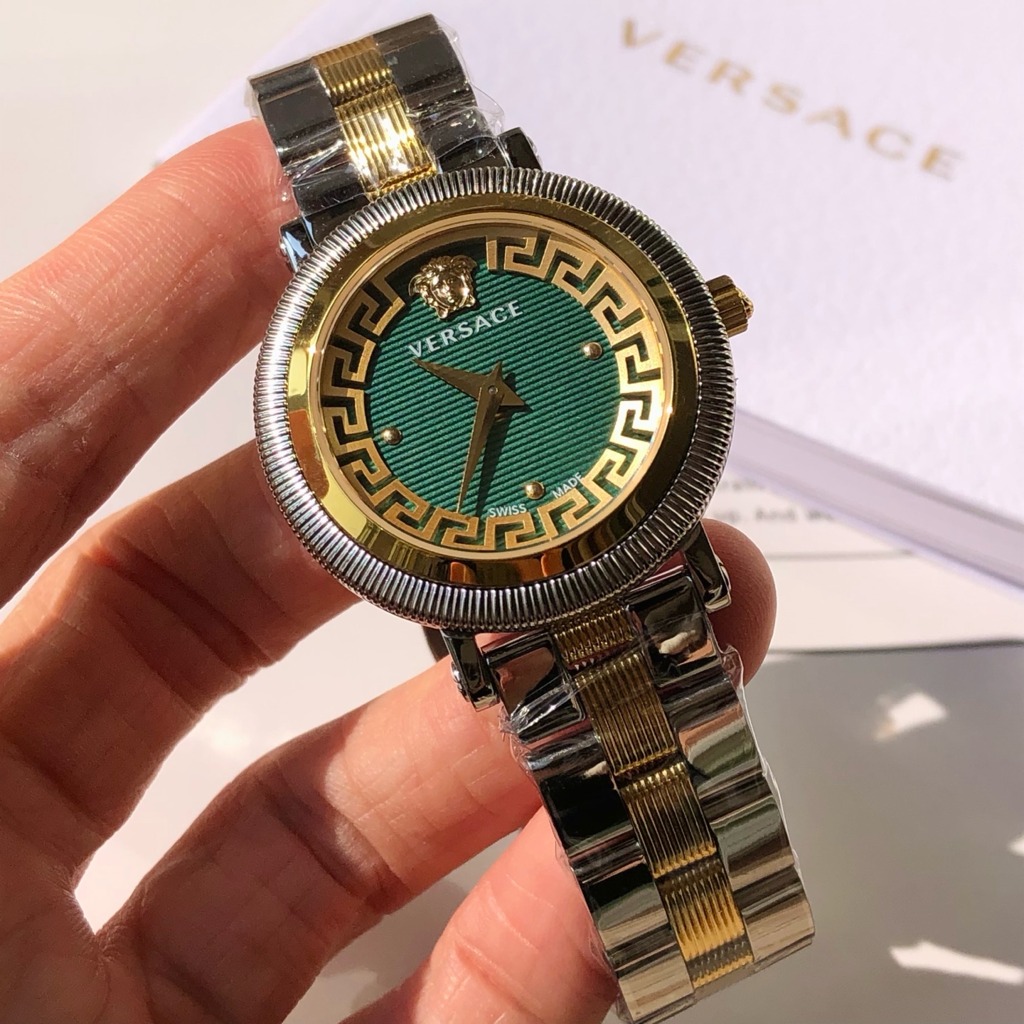 批💰350配盒
新款到！Original Versace范思哲 GRECA STYLE 系列女式腕表，沿用了品牌经典图案，表盘内希腊回纹搭配横条式条纹，交错的线条诠释大胆的设计美学，太妃指针崭露锋芒，华贵无需多言，瑞士🇨🇭原装进口机芯，精钢表带中间纹理设计，凸显更多时尚元素，表径～35mm， 50米生活防水，配全套包装！
