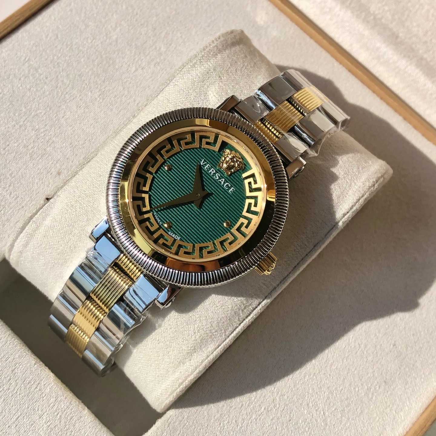 批💰350配盒
新款到！Original Versace范思哲 GRECA STYLE 系列女式腕表，沿用了品牌经典图案，表盘内希腊回纹搭配横条式条纹，交错的线条诠释大胆的设计美学，太妃指针崭露锋芒，华贵无需多言，瑞士🇨🇭原装进口机芯，精钢表带中间纹理设计，凸显更多时尚元素，表径～35mm， 50米生活防水，配全套包装！