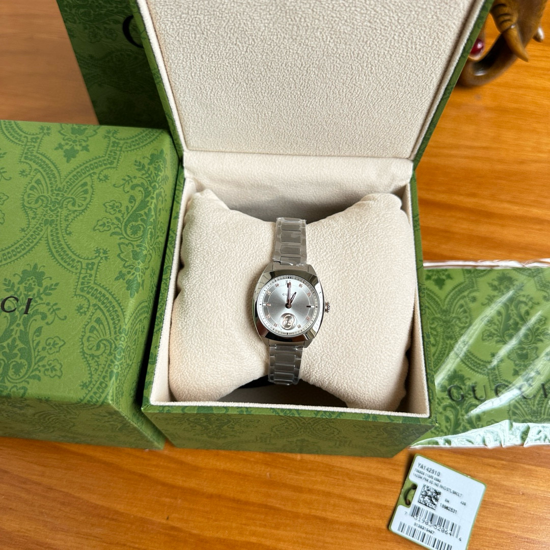 NO:394267,Gucci interlocking quartz series. The watch diameter is 29mm. The very characteristic is that the Gucci logo at six o'clock is a small second. The dial is embroidered with low-key and restrained interlocking double G and Gucci letter logos, interpreting the fashionable style. It does not embroider the electric PVD strap case, imported Swiss movement, anti-reflective coating sapphire glass. There is no doubt about stability!  Waterproof 30m, gucci, gucci19860909古驰Gucci interlocking石英系列.表径29mm,很有特点的是六点位的古驰logo为小秒走时.表盘缀饰低调内敛的互扣式双G和Gucci字母标识,诠释时尚型格.不绣钢间电PVD表带表壳,进口瑞士机芯,防反光涂层蓝宝石玻璃.稳定毋庸置疑！生活防水30m,,,gucci,gucci,Watch