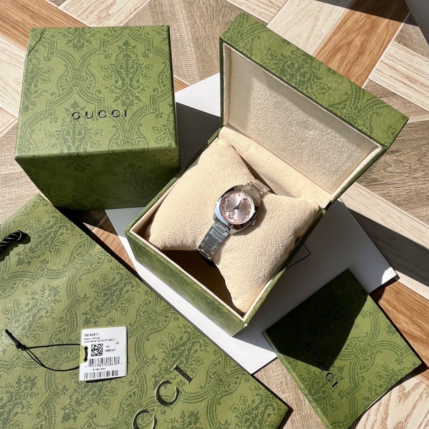 NO:394293,Gucci interlocking quartz series. The watch diameter is 29mm. The very characteristic is that the Gucci logo at six o'clock is a small second. The dial is embroidered with low-key and restrained interlocking double G and Gucci letter logos, interpreting the fashionable style. It does not embroider the electric PVD strap case, imported Swiss movement, anti-reflective coating sapphire glass. There is no doubt about stability!  Life waterproof 30m, full package, gucci, gucci19860909古驰Gucci interlocking石英系列.表径29mm,很有特点的是六点位的古驰logo为小秒走时.表盘缀饰低调内敛的互扣式双G和Gucci字母标识,诠释时尚型格.不绣钢间电PVD表带表壳,进口瑞士机芯,防反光涂层蓝宝石玻璃.稳定毋庸置疑！生活防水30m,全套包装出,,gucci,gucci,Watch