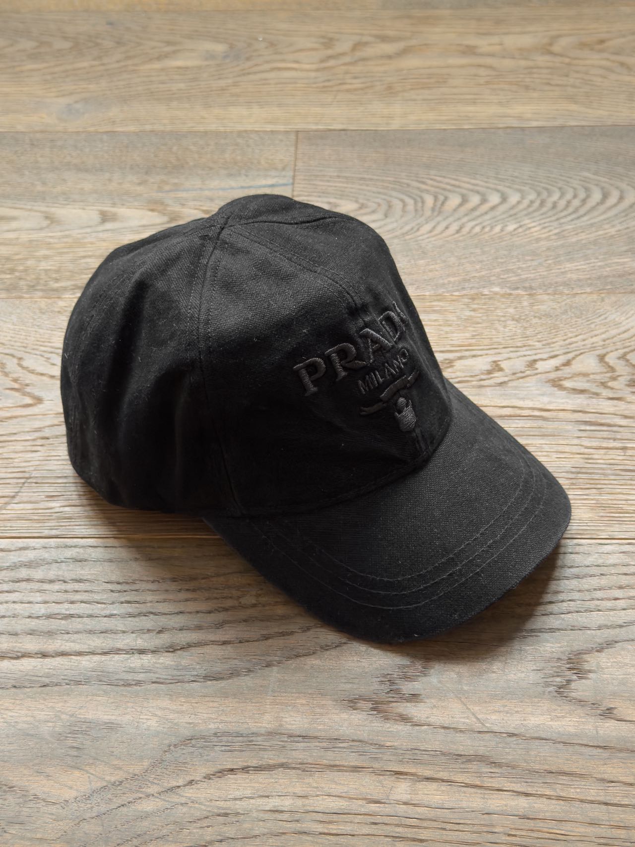\nPrada字母刺绣棒球帽\n\n四个颜色可选，都是普拉达专柜的经典配色，不挑风格不挑人！采用20支双股重磅帆布，经过酵素水洗和预缩水处理，面料柔软厚实，耐磨抗造，不会像普通帆布那样容易起球、变形，越洗越软，越戴越有质感。纯棉汗布内里，吸汗透气，长时间戴也不会闷头，帽檐内侧做了加固处理，不易变形。\n\n上身不挑穿搭，任意搭配都不会出错！整个帽子是立体剪裁的，舒适透气，适合各种脸型，走线精细，做工细致，不易脱线！适合夏季，长时间戴也不闷。帽子背后有调节扣，能轻松适配不同头围，帽扣合紧密，不易松动。\n\n\n\n颜色：黑色\/酒红\/卡其\/藏蓝\n材质：帆布\n尺码：均码