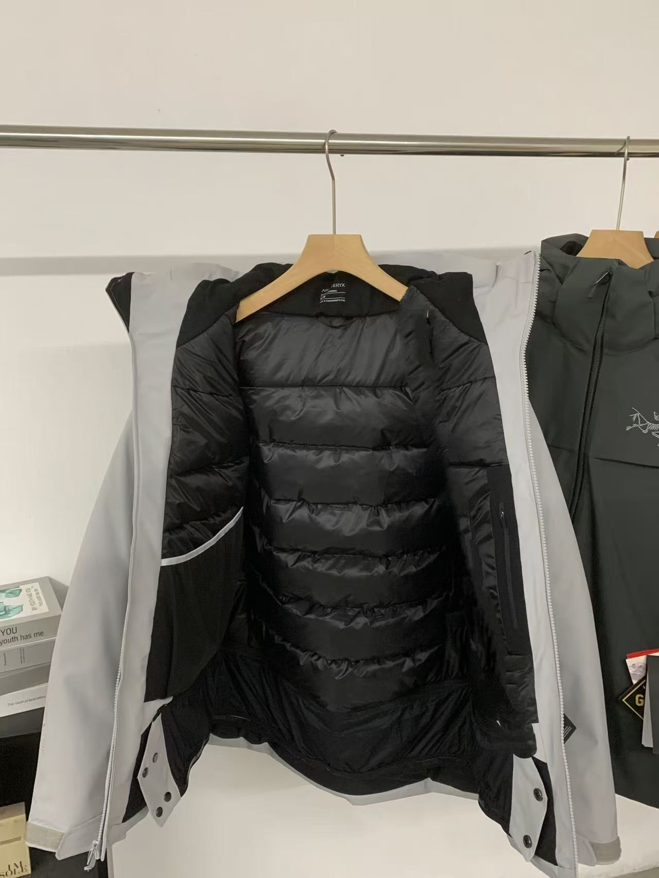 台州最高版本 现货供应秒发🔥 鸟家 买菜款 男子滑雪羽绒服

尺码：S-2XL（只换不退）
颜色：黑色 深绿 蓝色 （灰色🈚️）
​macai domn jacket 采用防水防风雪防耐斯面料！全压胶服，专业户外防水拉链！提供多面保护！
​采用灰鹅绒！轻盈蓬松度高，内里有防风裙！保暖无惧严寒！ 袖口宽松方便戴手套🧤！有松紧魔术贴！
​可调节抽绳，保暖头套！
​