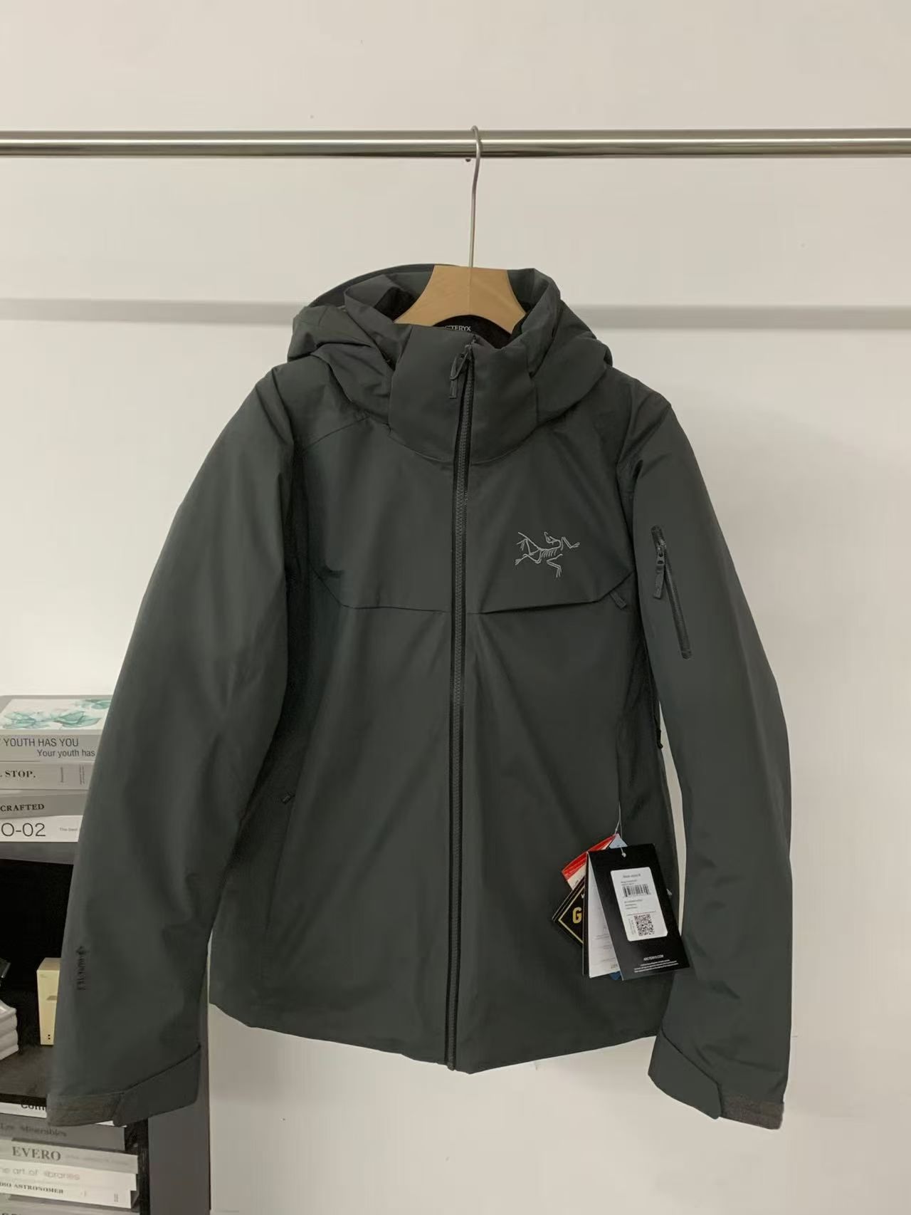 台州最高版本 现货供应秒发🔥 鸟家 买菜款 男子滑雪羽绒服

尺码：S-2XL（只换不退）
颜色：黑色 深绿 蓝色 （灰色🈚️）
​macai domn jacket 采用防水防风雪防耐斯面料！全压胶服，专业户外防水拉链！提供多面保护！
​采用灰鹅绒！轻盈蓬松度高，内里有防风裙！保暖无惧严寒！ 袖口宽松方便戴手套🧤！有松紧魔术贴！
​可调节抽绳，保暖头套！
​