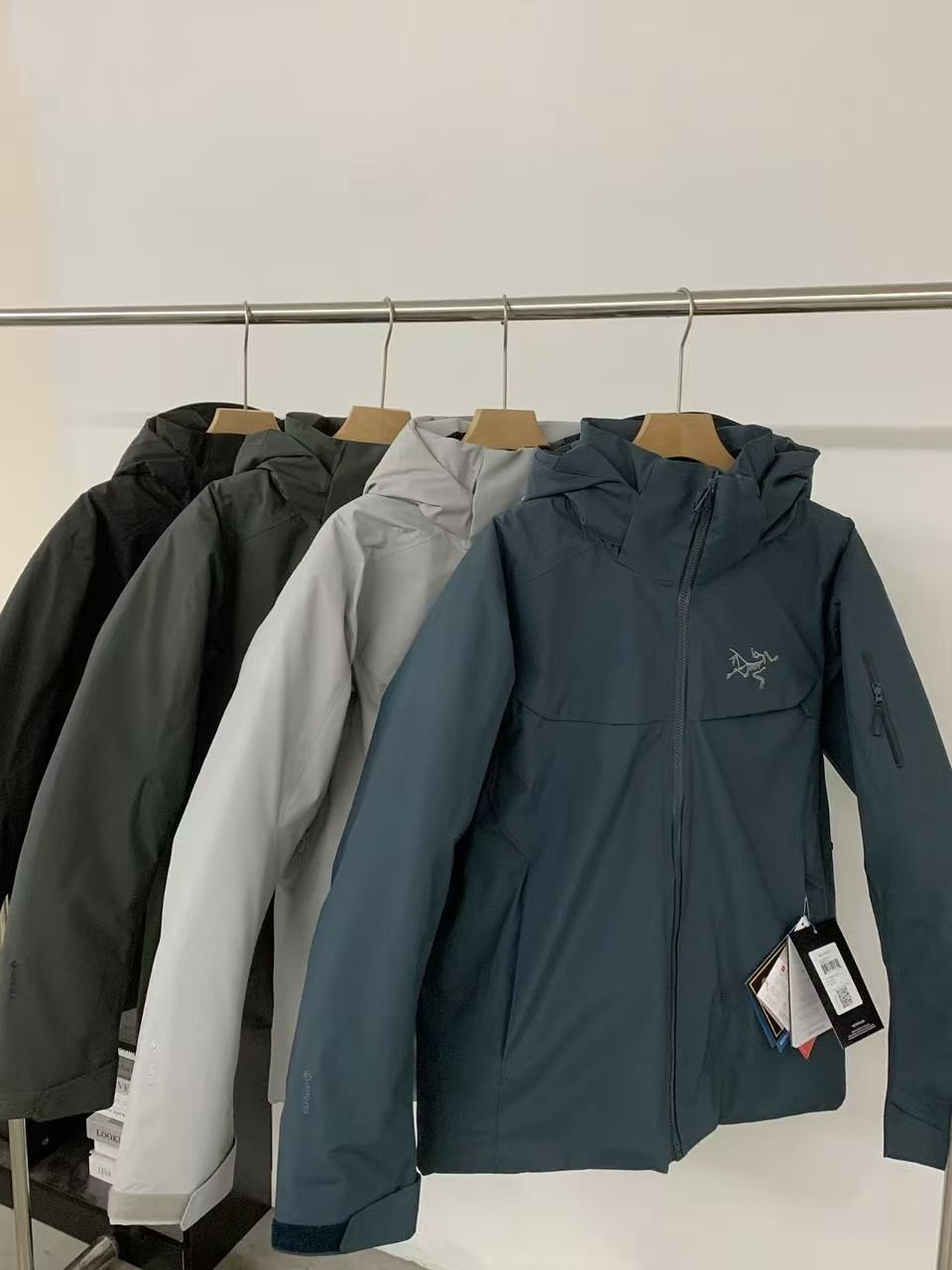 台州最高版本 现货供应秒发🔥 鸟家 买菜款 男子滑雪羽绒服

尺码：S-2XL（只换不退）
颜色：黑色 深绿 蓝色 （灰色🈚️）
​macai domn jacket 采用防水防风雪防耐斯面料！全压胶服，专业户外防水拉链！提供多面保护！
​采用灰鹅绒！轻盈蓬松度高，内里有防风裙！保暖无惧严寒！ 袖口宽松方便戴手套🧤！有松紧魔术贴！
​可调节抽绳，保暖头套！
​