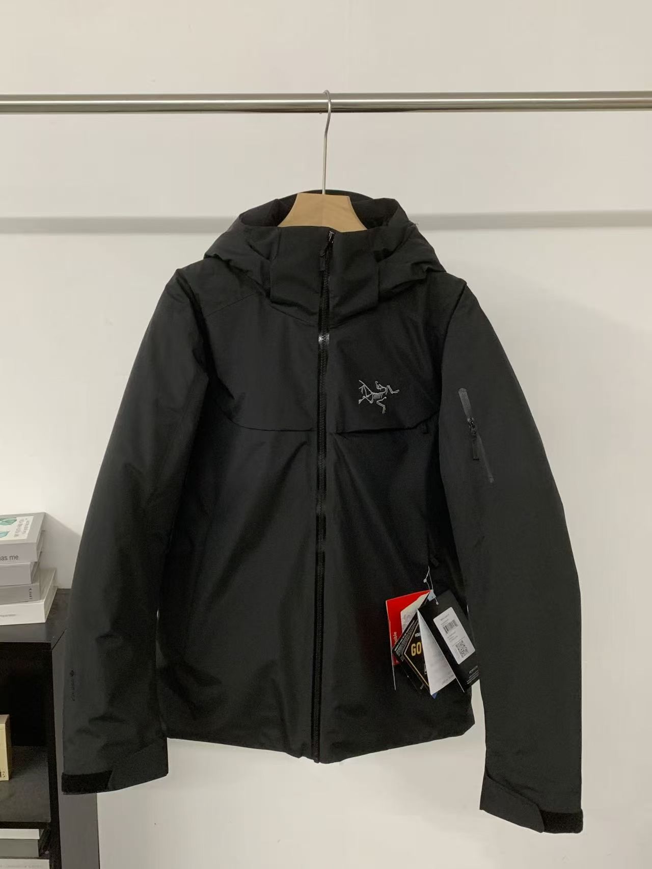 台州最高版本 现货供应秒发🔥 鸟家 买菜款 男子滑雪羽绒服

尺码：S-2XL（只换不退）
颜色：黑色 深绿 蓝色 （灰色🈚️）
​macai domn jacket 采用防水防风雪防耐斯面料！全压胶服，专业户外防水拉链！提供多面保护！
​采用灰鹅绒！轻盈蓬松度高，内里有防风裙！保暖无惧严寒！ 袖口宽松方便戴手套🧤！有松紧魔术贴！
​可调节抽绳，保暖头套！
​