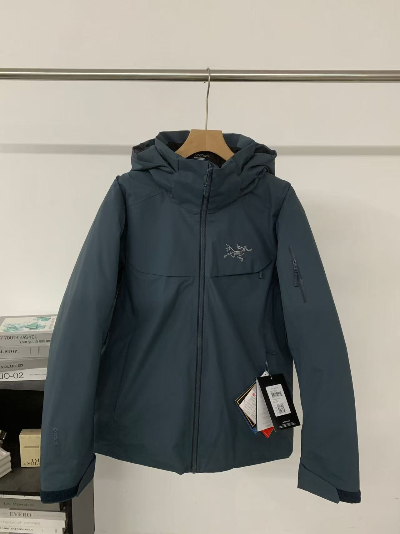 台州最高版本 现货供应秒发🔥 鸟家 买菜款 男子滑雪羽绒服

尺码：S-2XL（只换不退）
颜色：黑色 深绿 蓝色 （灰色🈚️）
​macai domn jacket 采用防水防风雪防耐斯面料！全压胶服，专业户外防水拉链！提供多面保护！
​采用灰鹅绒！轻盈蓬松度高，内里有防风裙！保暖无惧严寒！ 袖口宽松方便戴手套🧤！有松紧魔术贴！
​可调节抽绳，保暖头套！
​