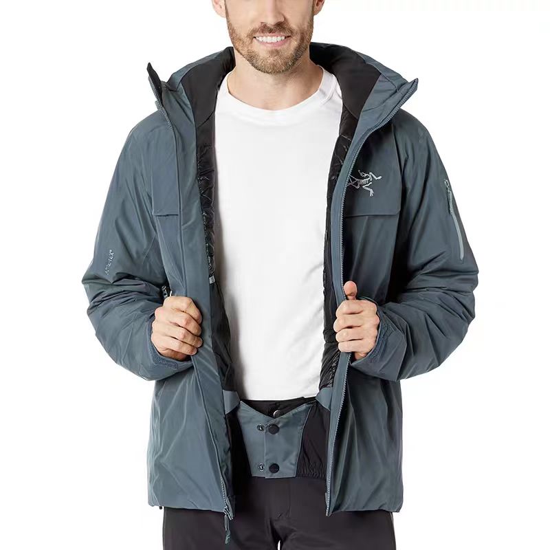 台州最高版本 现货供应秒发🔥 鸟家 买菜款 男子滑雪羽绒服

尺码：S-2XL（只换不退）
颜色：黑色 深绿 蓝色 （灰色🈚️）
​macai domn jacket 采用防水防风雪防耐斯面料！全压胶服，专业户外防水拉链！提供多面保护！
​采用灰鹅绒！轻盈蓬松度高，内里有防风裙！保暖无惧严寒！ 袖口宽松方便戴手套🧤！有松紧魔术贴！
​可调节抽绳，保暖头套！
​