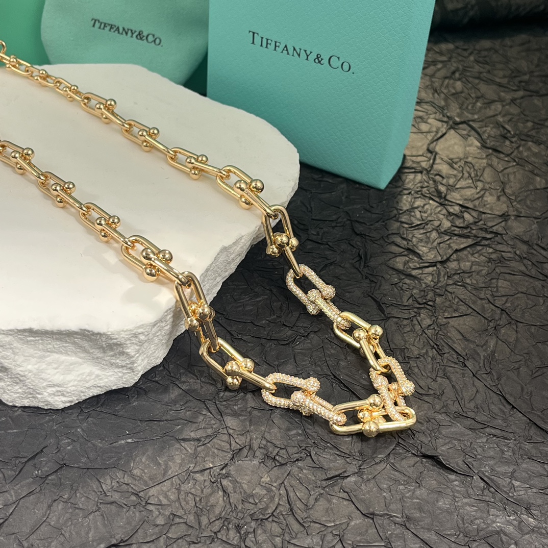NO:381653,Tiffany/Tiffany Cuban Diamond-inned Horseshoe Buckle Ladder Necklace can be salty or sweet, with a strong luster, it is the kind of simple and extra points, it is versatile in daily commuting, not picky! The connections at each link are very clever, and there is no embarrassment of easily bumping into the style. Three colors, fine jewelry, tiffany, necklace19860909Tiffany/蒂芙尼古巴镶钻马蹄扣阶梯款项链 可盐可甜,光泽感强,是那种简单又能加分的没错了,日常通勤百搭,不挑人!每一个链环处的衔接设计得都很灵巧,不会有轻易撞款的尴尬.三色,饰品精品,tiffany,necklace,Jewelry