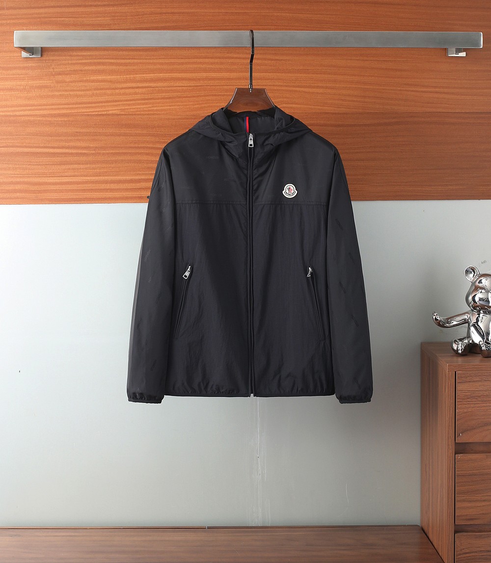 NO:161276,2025FW men's hooded jacket men's jacket, casual and daily wear items!  The upper body shape and jacquard fabric perfectly combine fashion aesthetics with the concept of new urban business and leisure. The whole body interprets the Italian-style ability and outdoor functional style, both solemn and harmonious, creating a unique styling item. The overall outline tends to be simple, with a rather unique and elegant detail treatment, enriching the overall vision. The wardrobe has excellent high attendance rate for business and leisure!  It is hard to find!  48-56/810 (please report height and weight by placing an order), Moncler, jackets & coats, jackets & coats, hats, alexander wang19860909蒙口 2025FW男士连帽夹克男装外套,休闲日常穿搭单品！上身修饰身形、提花面料将时装美学和新都市商务休闲概念完美融合,通体将意式的干练和户外功能性风格极致诠释,亦庄亦谐,塑造出别具一格的造型单品,整体轮廓趋于简约风格,颇为个性且雅痞的细节处理,丰富了整体视觉.衣橱商务休闲绝佳的高出勤率！可遇而不可求！48-56/810（下单请报身高体重）,,Moncler,jackets & coats,jackets & coats,hats,alexander wang,Men's clothing