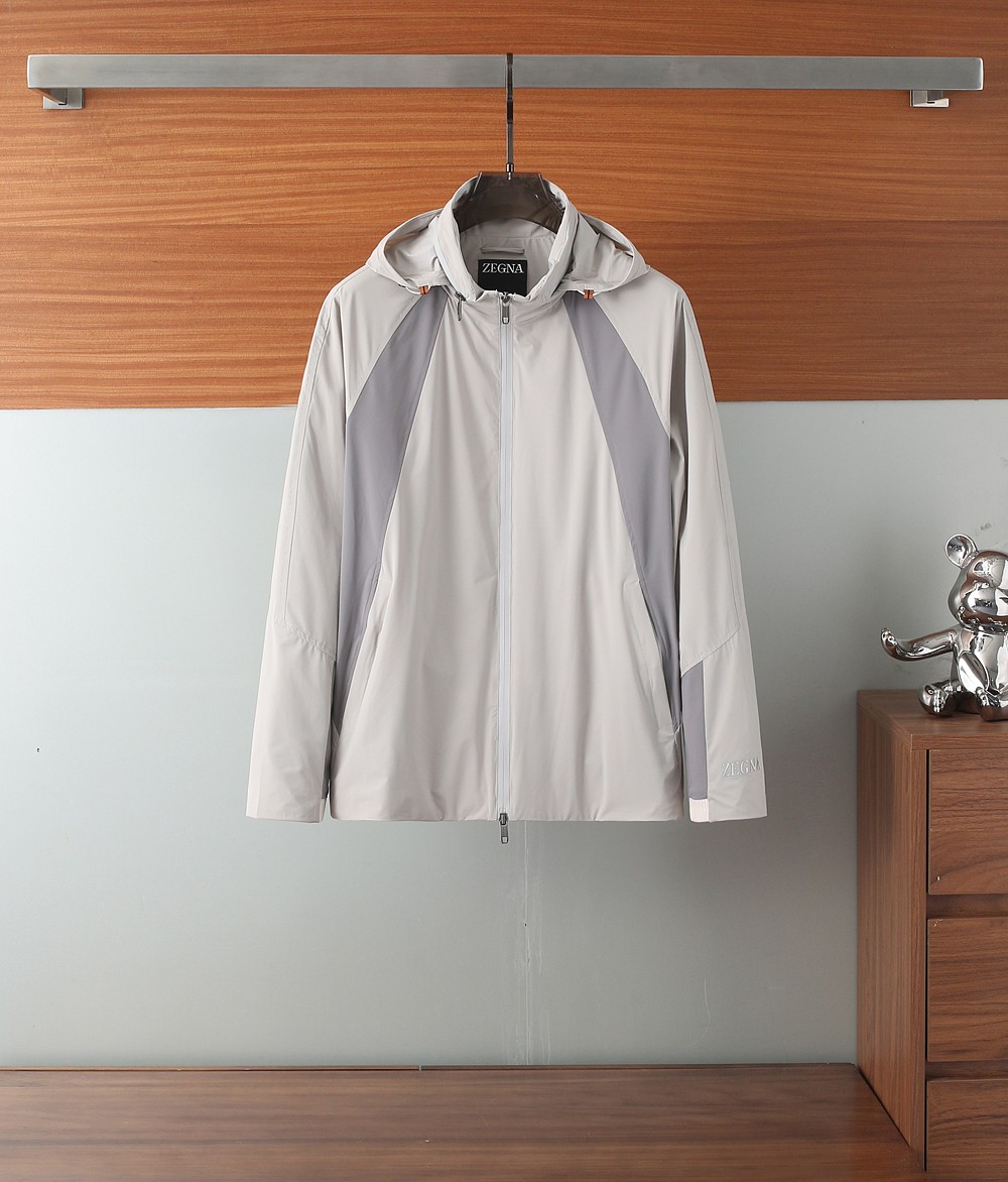 NO:140411,Zegna 2025ss Spring and Summer latest Zegna Hooded Casual Jacket Spring jacket is high-end quality and high-end production process. The fabrics and hardware are customized in the counter 1:1, breathable and comfortable to fit into a fabric. The logo adopts the current popular embroidery design. The upper body is handsome and stylish, without any restraint, and the upper body is super comfortable!  The whole piece is super cool and upscale!  The upper body is not thick, showing the fashionable and personalized atmosphere!  Number of codes: M-XXXL/811, zegna, jackets & coats,hats,alexander wang19860909Zegna 2025ss春夏季最新款杰尼亚连帽休闲外套 春款外套高端品质、高档制作工艺,版型面料五金都是专柜1:1定制,透气舒适合成面料,Logo采用时下流行刺绣设计,上身帅气有型,一点不拘束、上身超级舒适！整件超级酷炫上档次！上身不厚重,尽显时尚个性气息！ 码数:M-XXXL/811,,zegna,jackets & coats,hats,alexander wang,Men's clothing