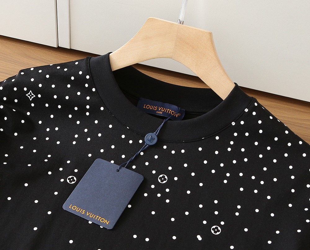 🌾LV 2026春夏新款首发专柜最新款短袖圆领T恤 高端订制 设计前卫时尚！品牌logo重工艺设计 高端