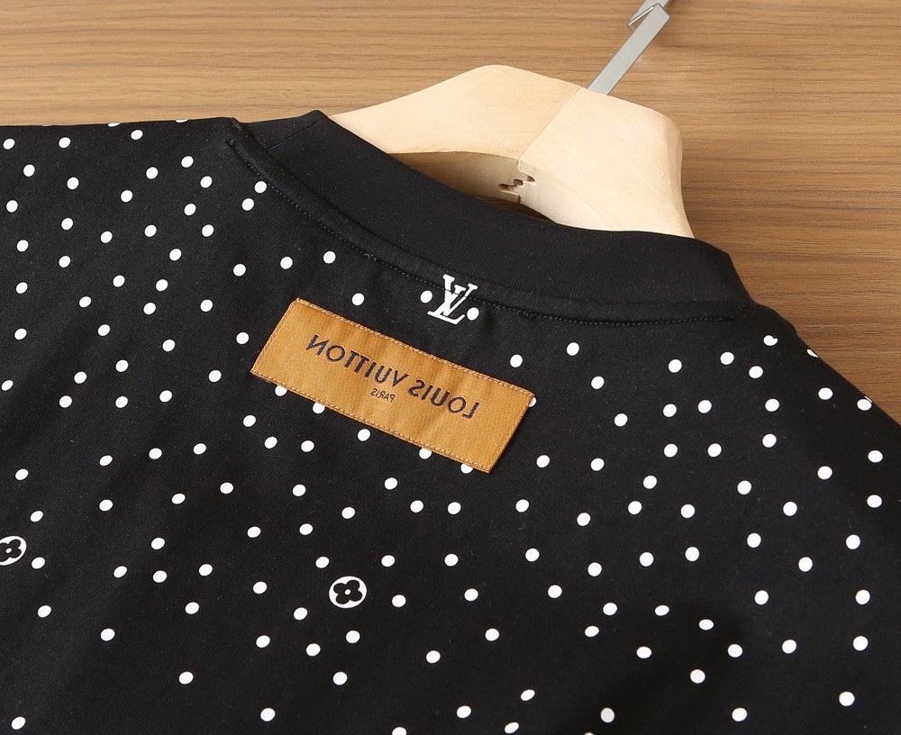 🌾LV 2026春夏新款首发专柜最新款短袖圆领T恤 高端订制 设计前卫时尚！品牌logo重工艺设计 高端