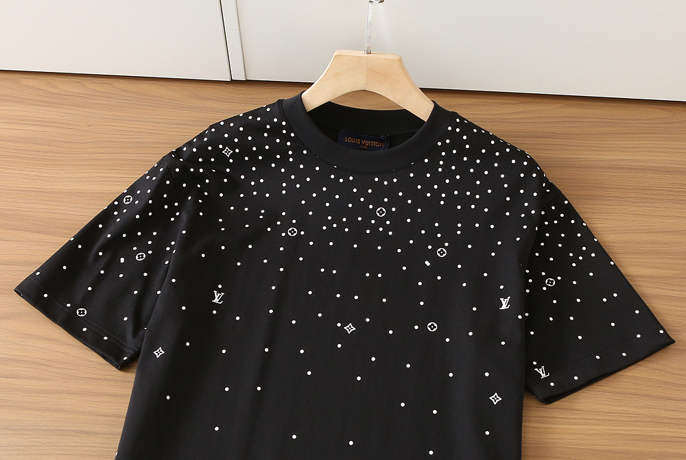 🌾LV 2026春夏新款首发专柜最新款短袖圆领T恤 高端订制 设计前卫时尚！品牌logo重工艺设计 高端