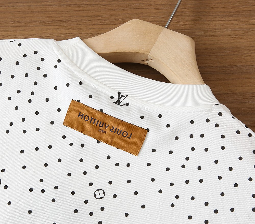 🌾LV 2026春夏新款首发专柜最新款短袖圆领T恤 高端订制 设计前卫时尚！品牌logo重工艺设计 高端