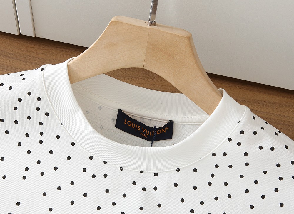 🌾LV 2026春夏新款首发专柜最新款短袖圆领T恤 高端订制 设计前卫时尚！品牌logo重工艺设计 高端