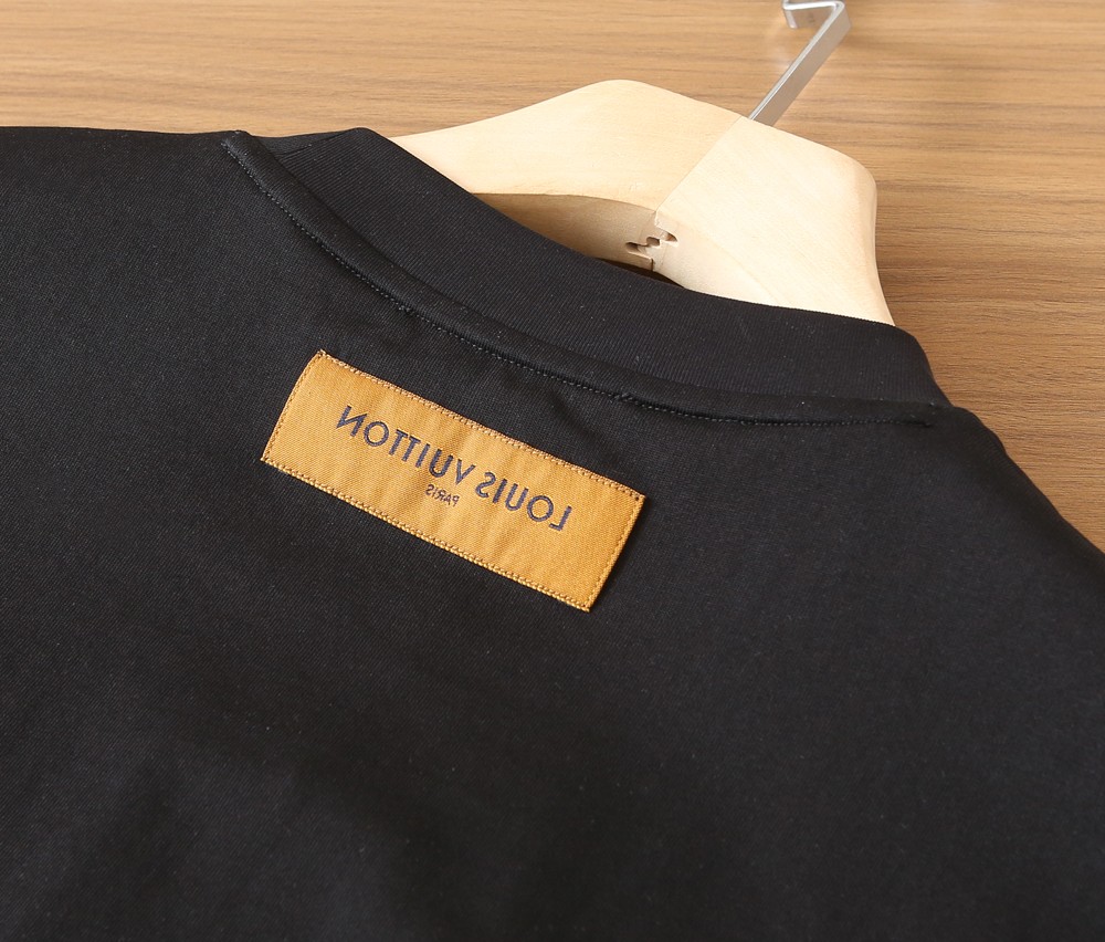 🌾LV 2026春夏新款首发专柜最新款短袖圆领T恤 高端订制 设计前卫时尚！品牌logo重工艺设计 高端