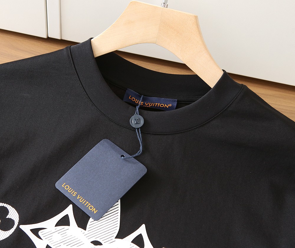 🌾LV 2026春夏新款首发专柜最新款短袖圆领T恤 高端订制 设计前卫时尚！品牌logo重工艺设计 高端