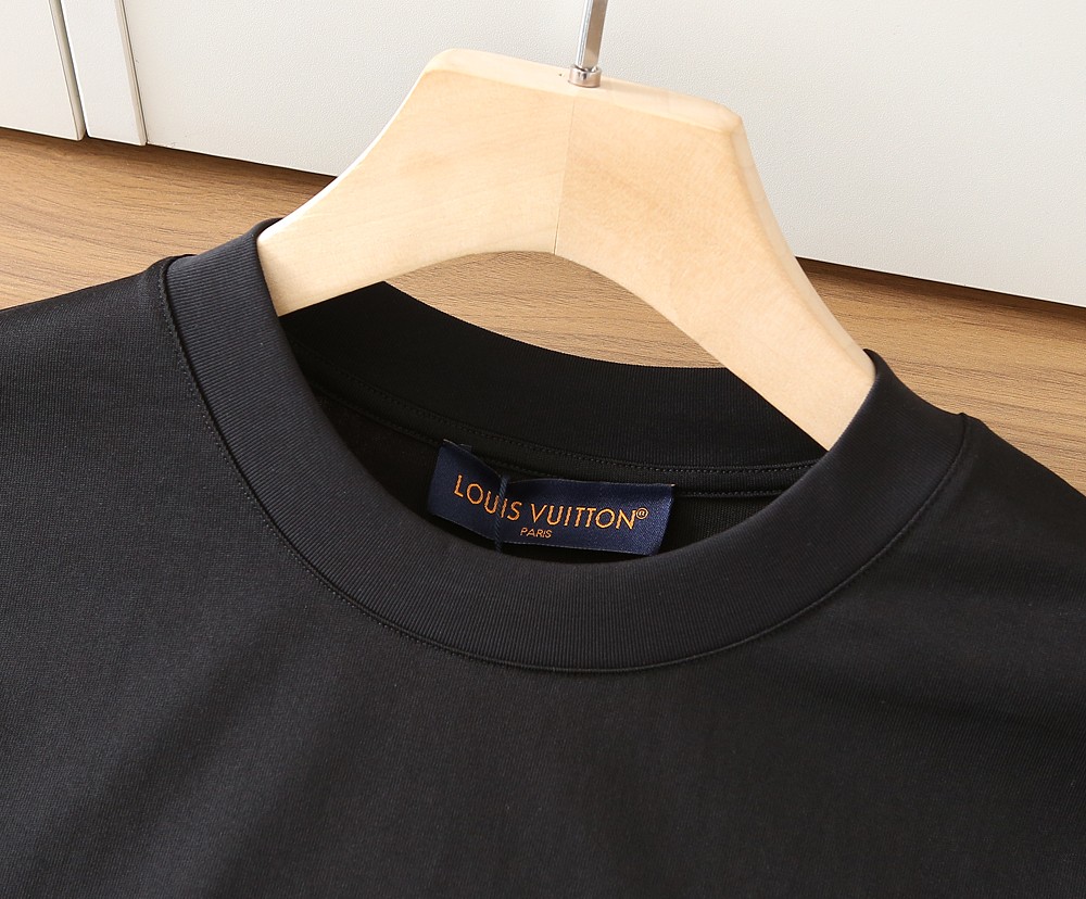 🌾LV 2026春夏新款首发专柜最新款短袖圆领T恤 高端订制 设计前卫时尚！品牌logo重工艺设计 高端
