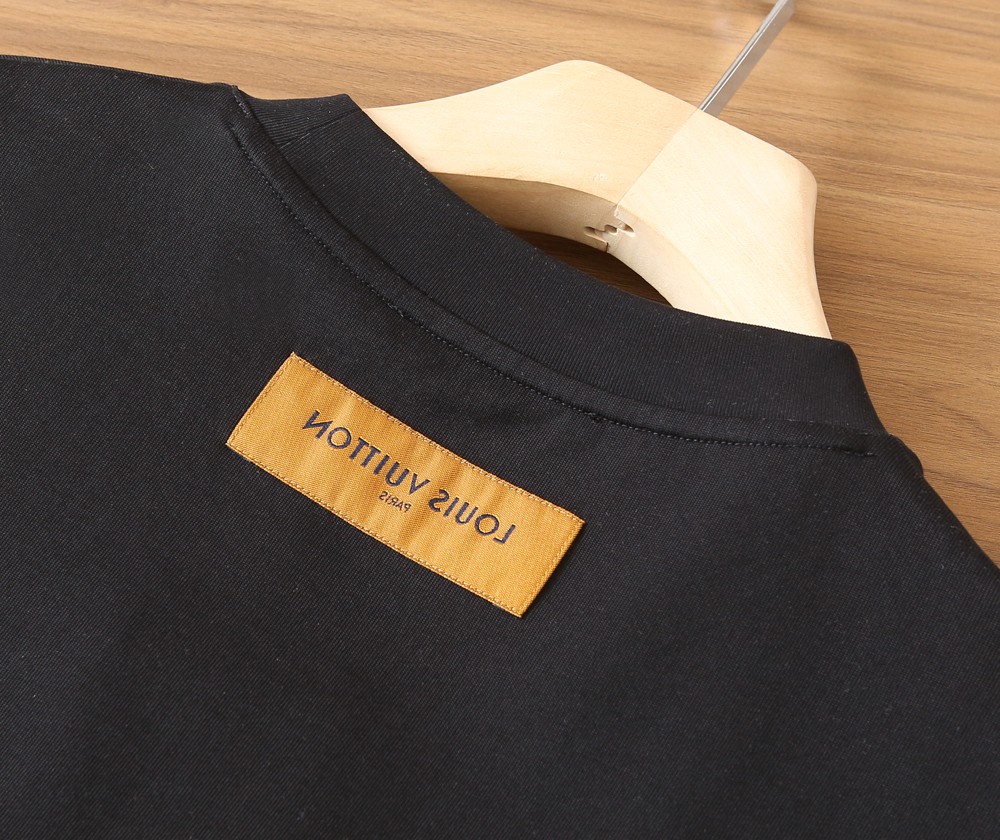 🌾LV 2026春夏新款首发专柜最新款短袖圆领T恤 高端订制 设计前卫时尚！品牌logo重工艺设计 高端