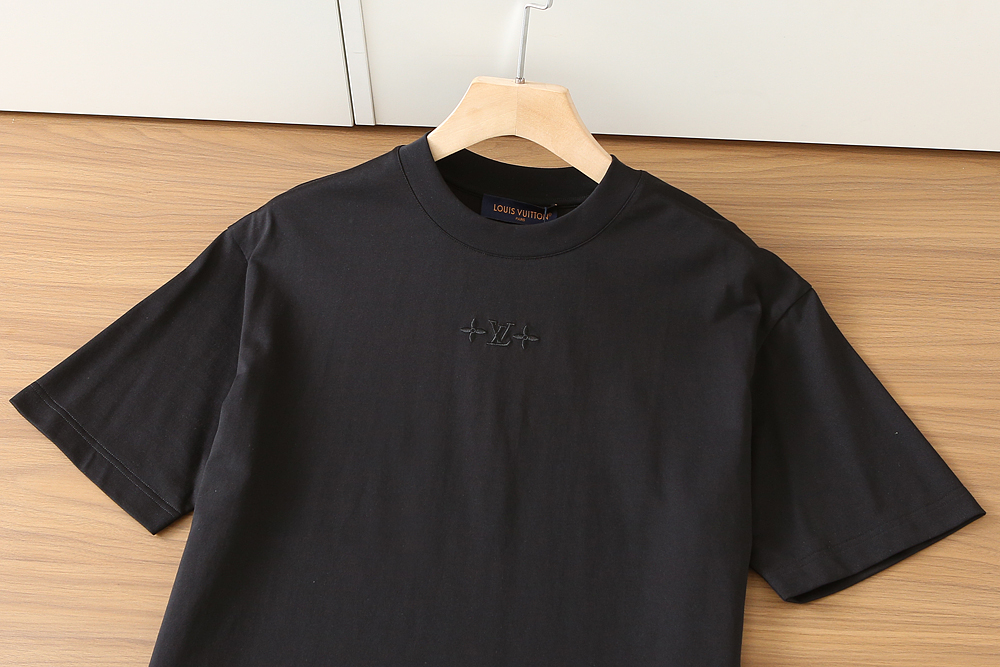 🌾LV 2026春夏新款首发专柜最新款短袖圆领T恤 高端订制 设计前卫时尚！品牌logo重工艺设计 高端